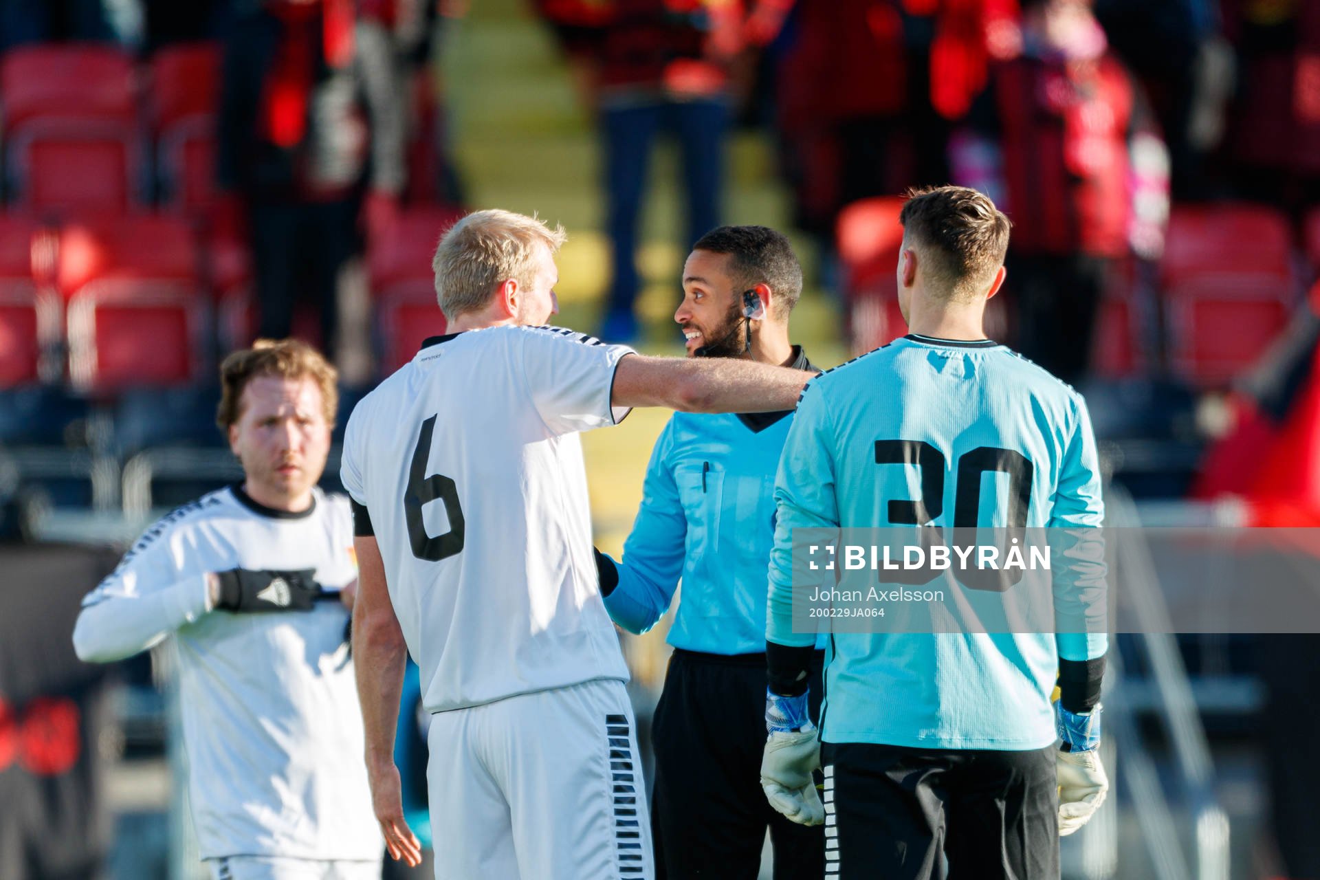 GAIS Carl Elfgren Nyström i samtal med huvuddomare Farouk