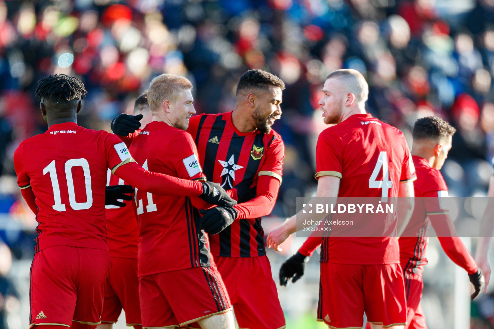 Östersunds Simon Kroon jublar med lagkamrater
