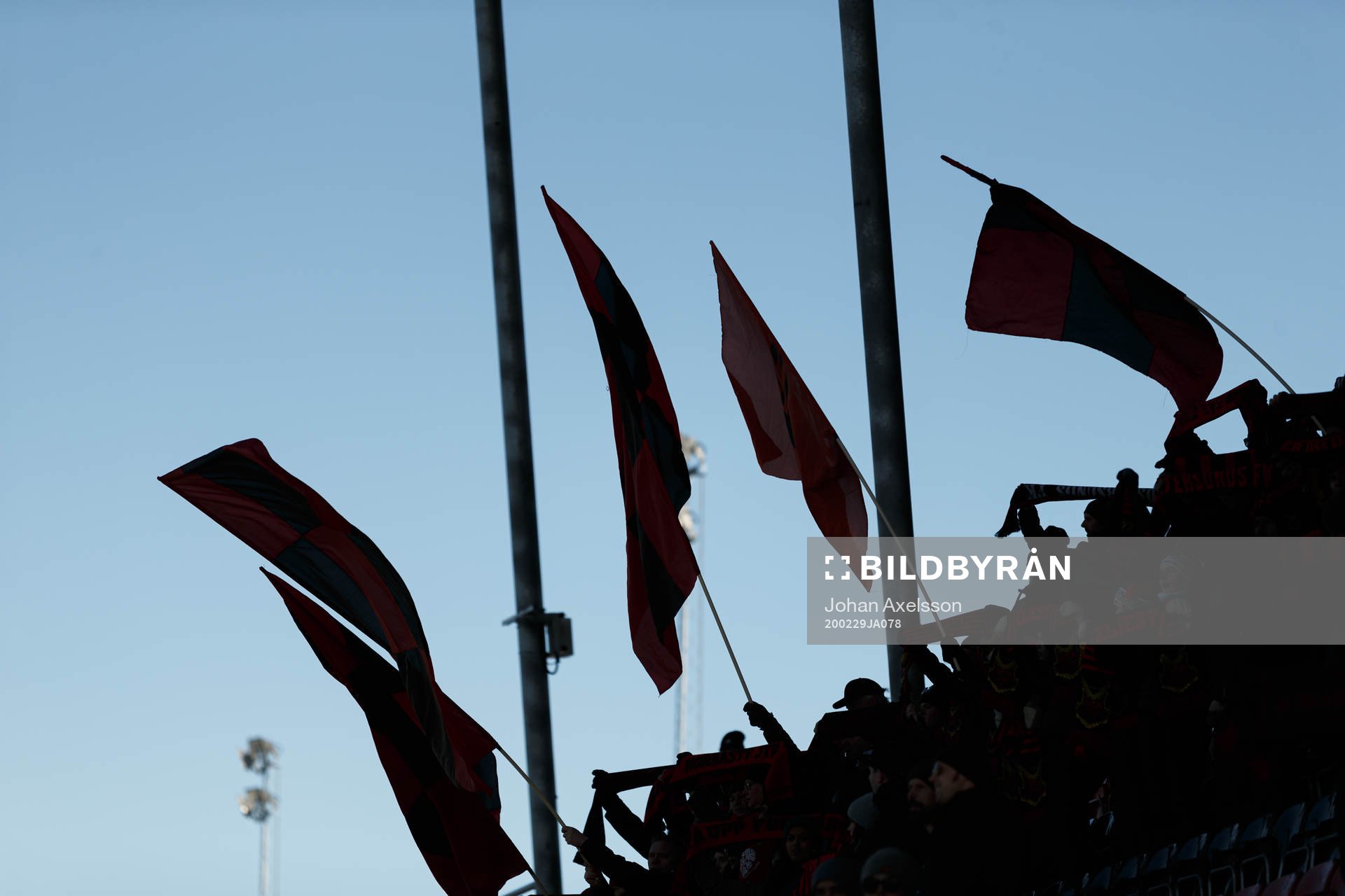 Siluett av flaggor under fotbollsmatchen i Svenska Cupen mellan Östersund och Gais den 29 Februari 2020 i Östersund.