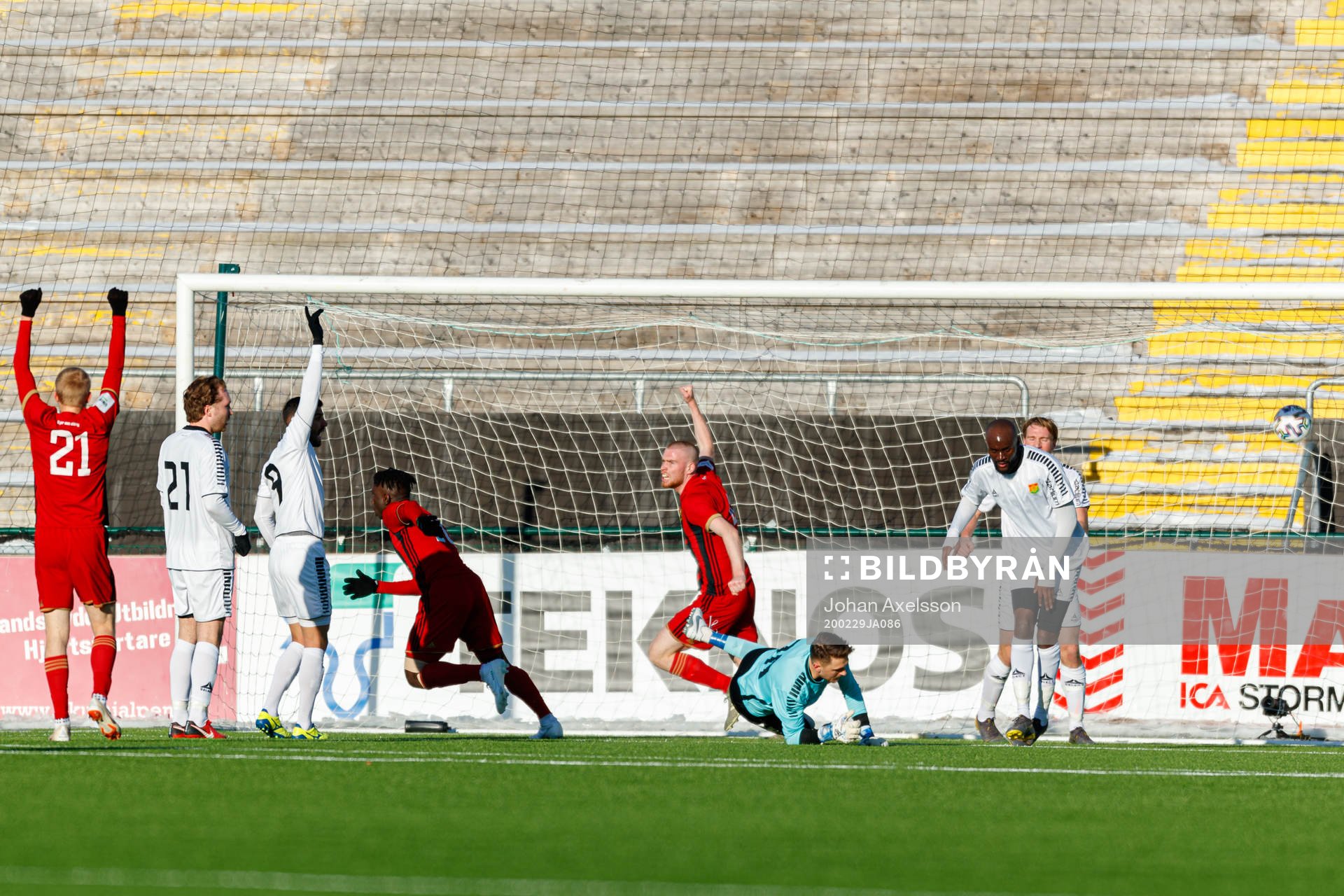 Jordan Attah Kadiri  och Thomas Isherwood jublar