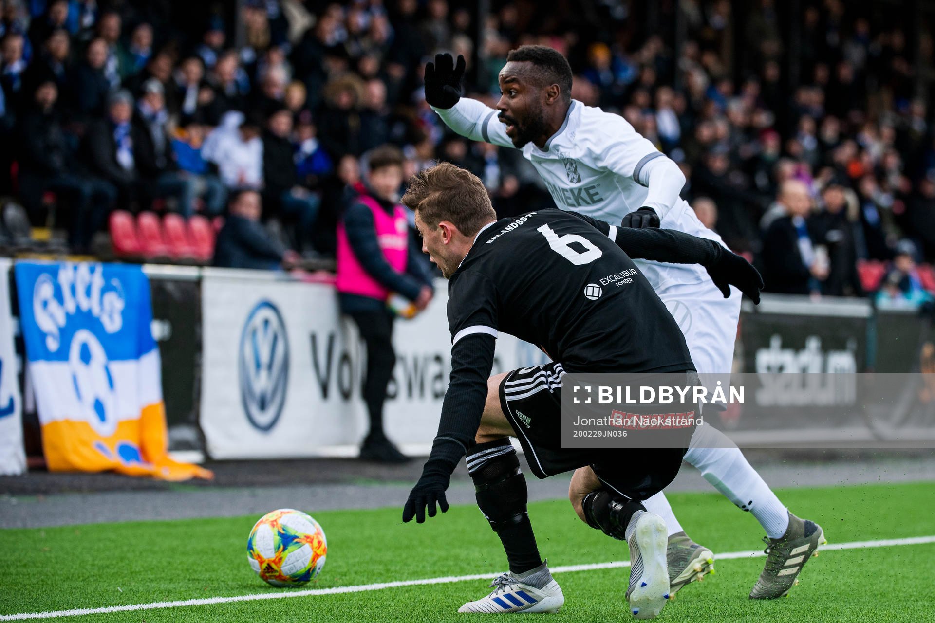 IFK Göteborgs Nzuzi Toko och Sollentunas Fabian Ahlstrand