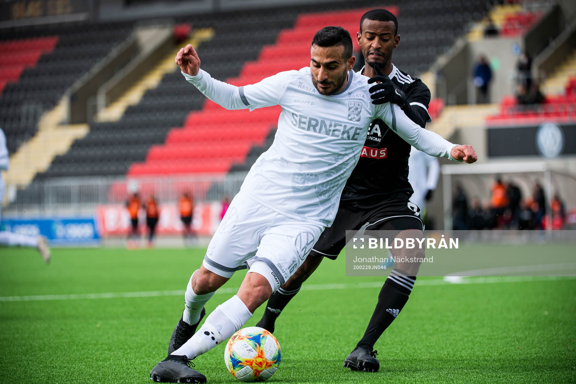 IFK Göteborgs Sargon Abraham och Sollentunas Eyasu Alemayehu under fotbollsmatchen i Svenska Cupen mellan Sollentuna och IFK Göteborg den 29 februari 2020 i Stockholm.