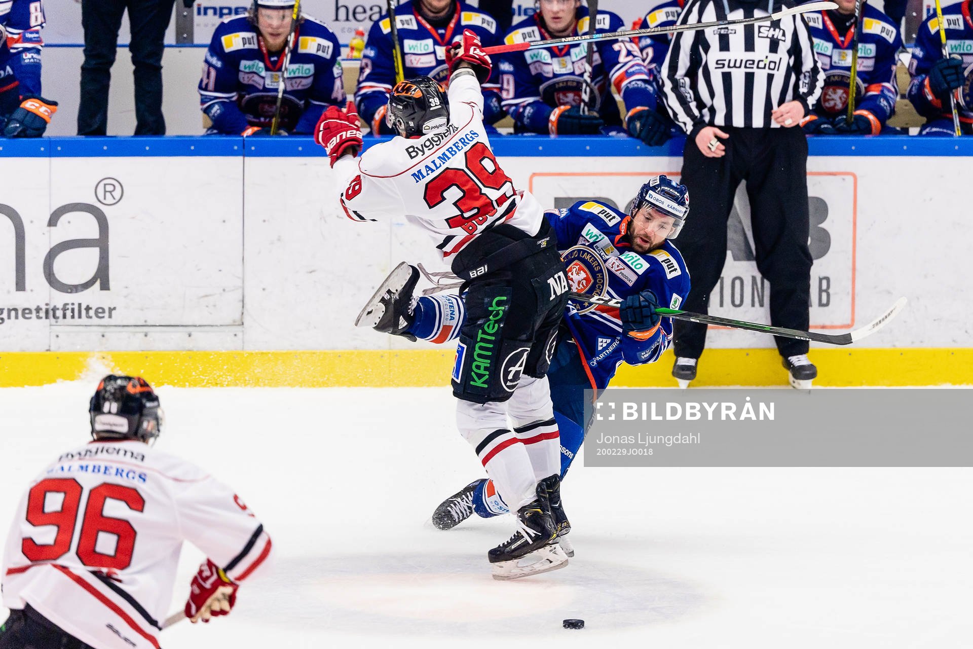 Örebros Jordan Boucher tacklar Växjös Jacob Micflikier