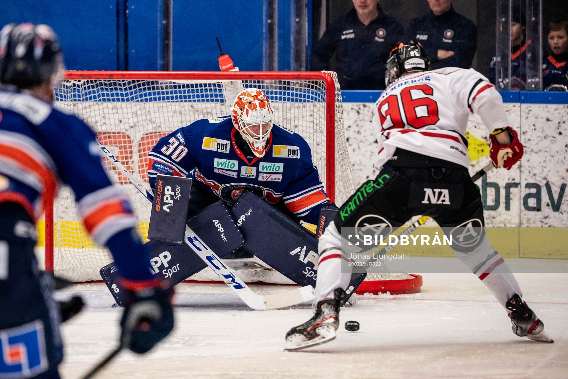 Växjös målvakt Viktor Fasth och Örebros Robin Kovacs
