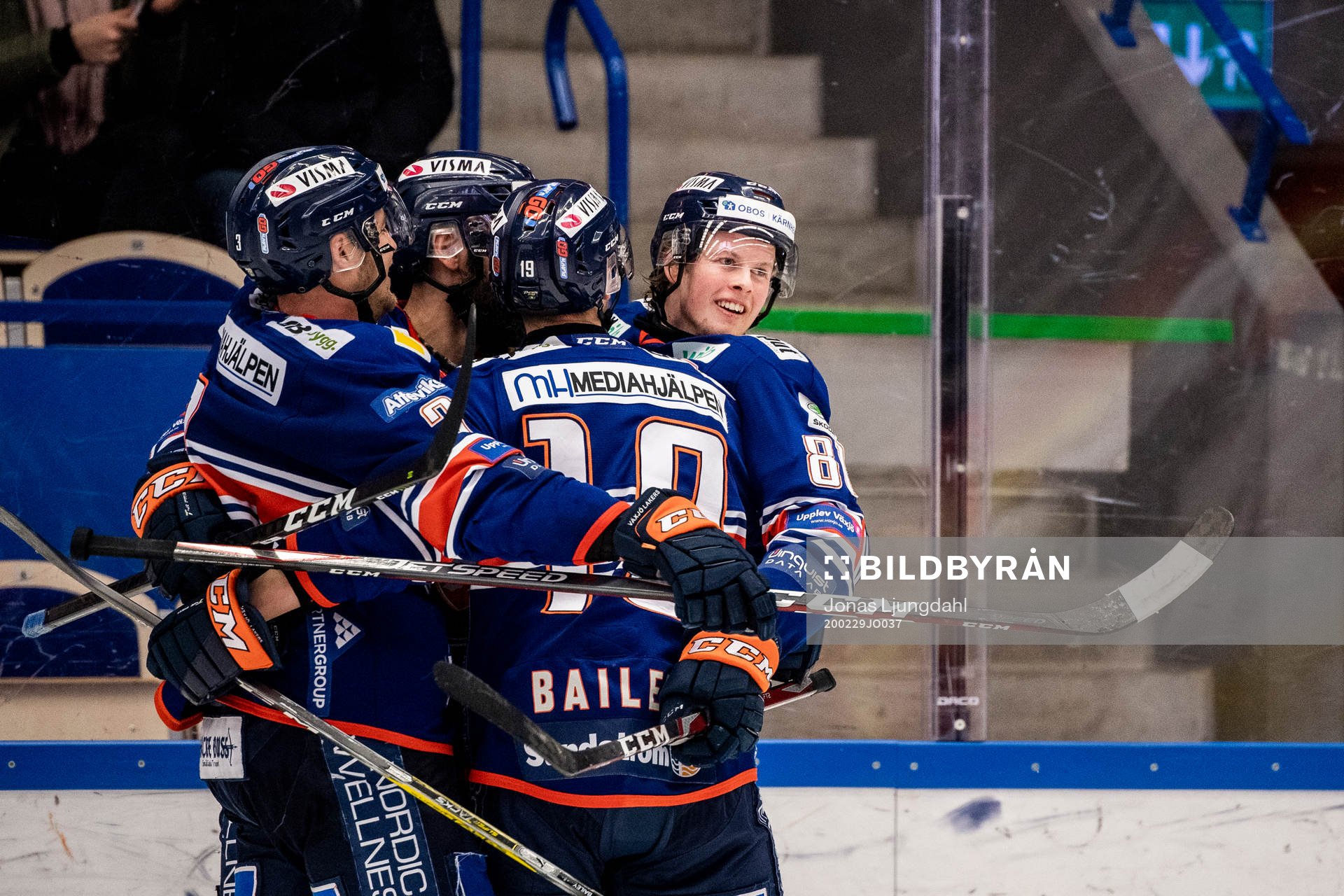 Växjös Fredrik Karlström (h) jublar med lagkamrater