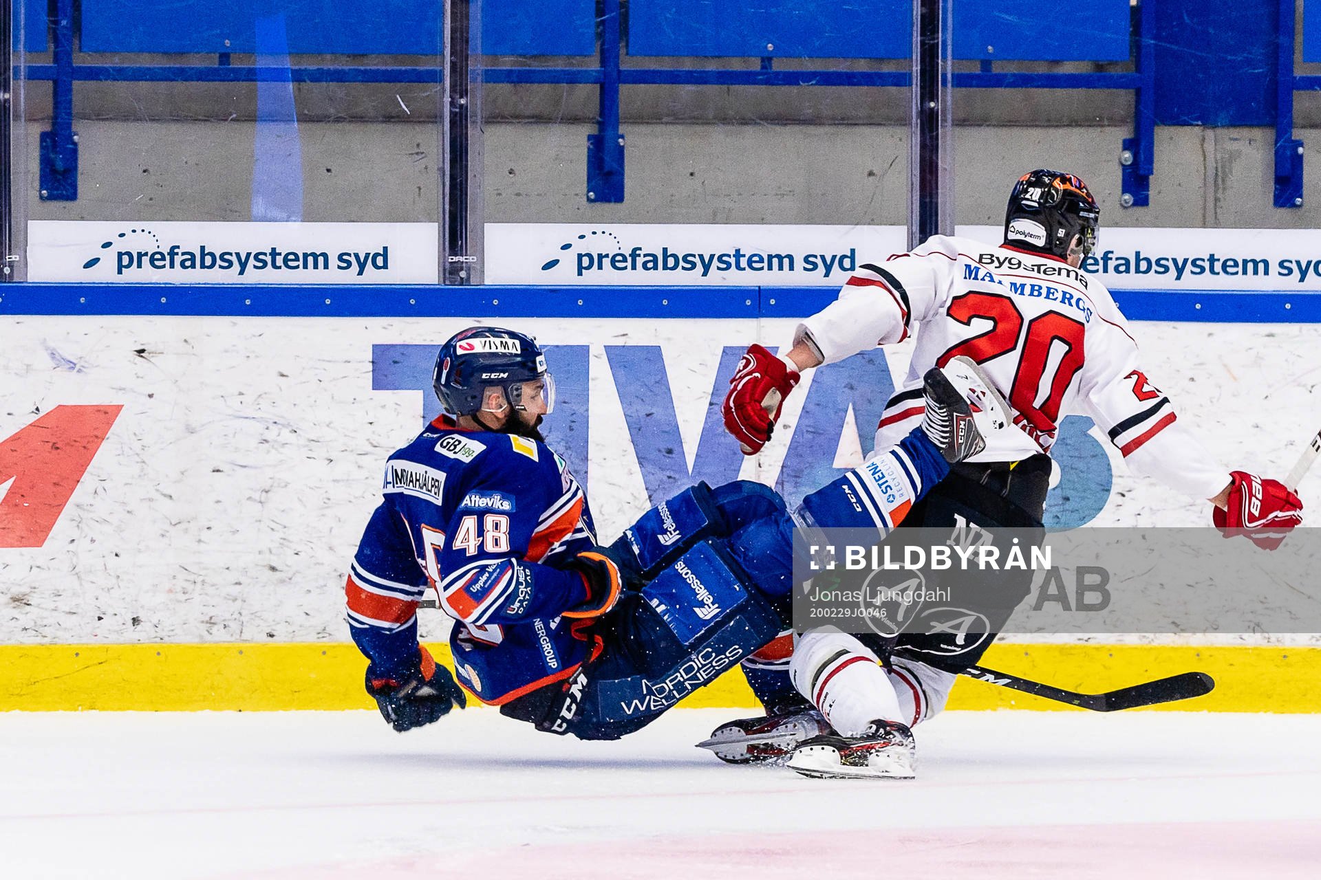 Örebros Marcus Weinstock tacklar Växjös Daniel Rahimi