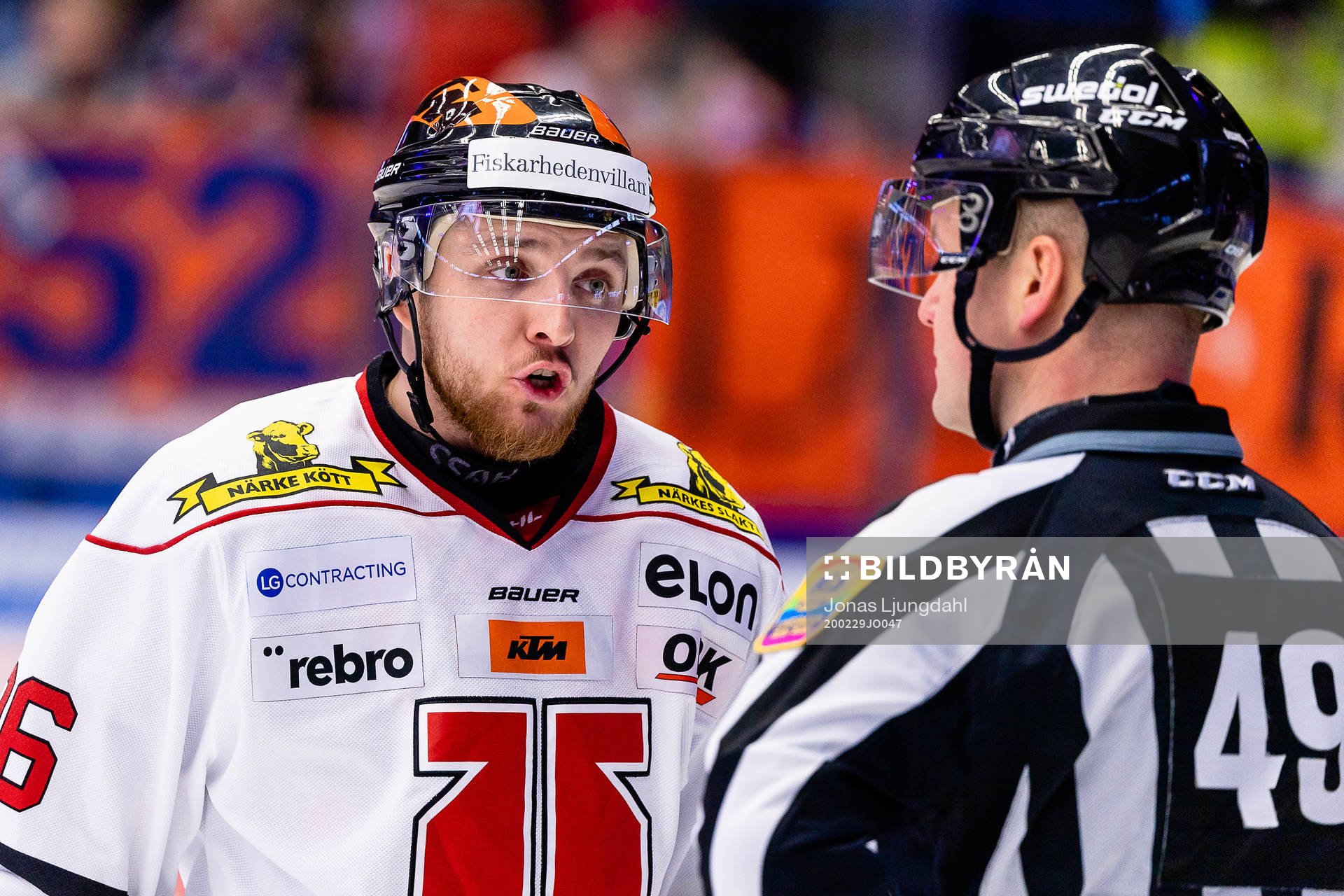 Örebros Robin Kovacs pratar med Linjedomare Ludvig Lundgren