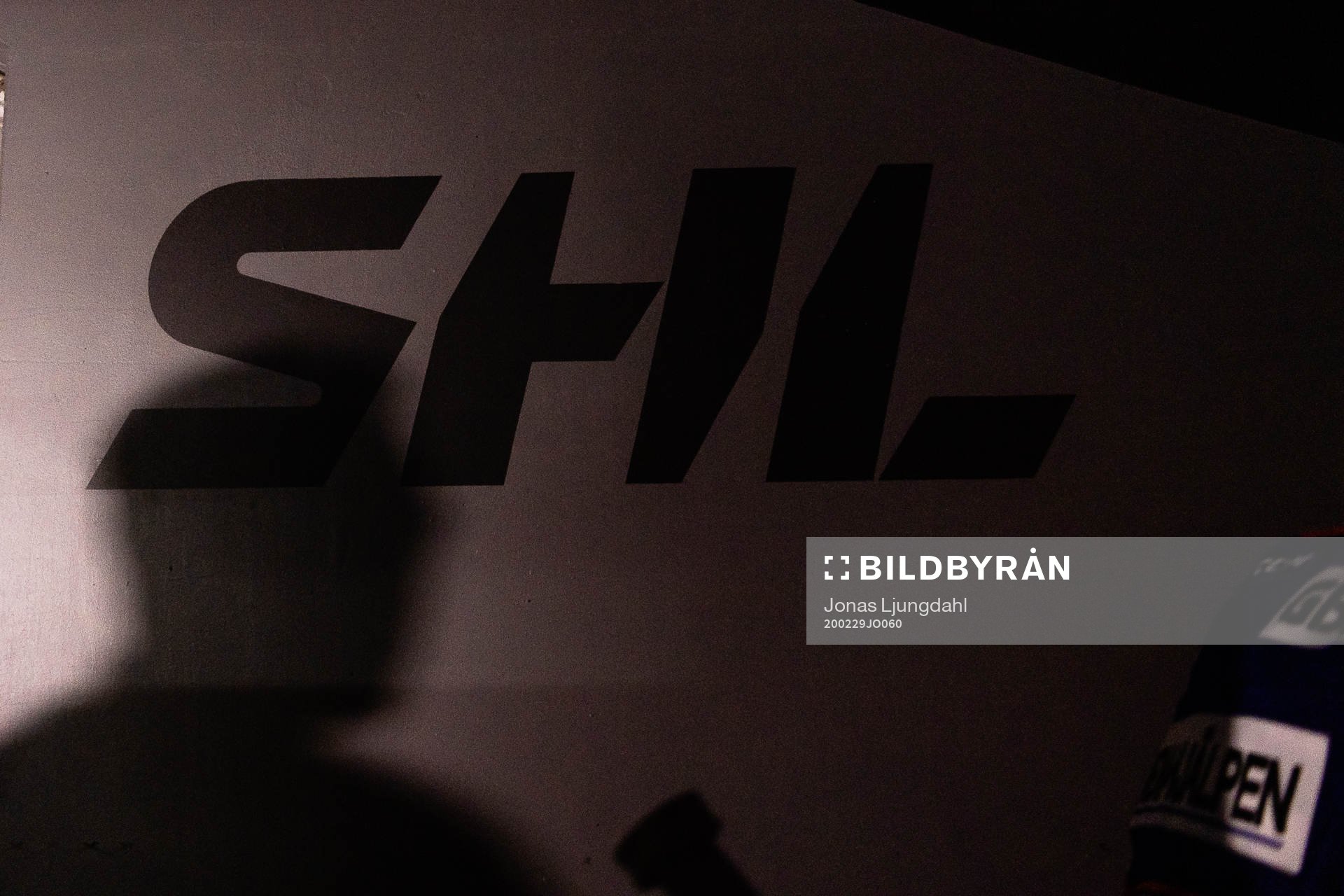 SHL logo på vägg före ishockeymatchen i SHL mellan