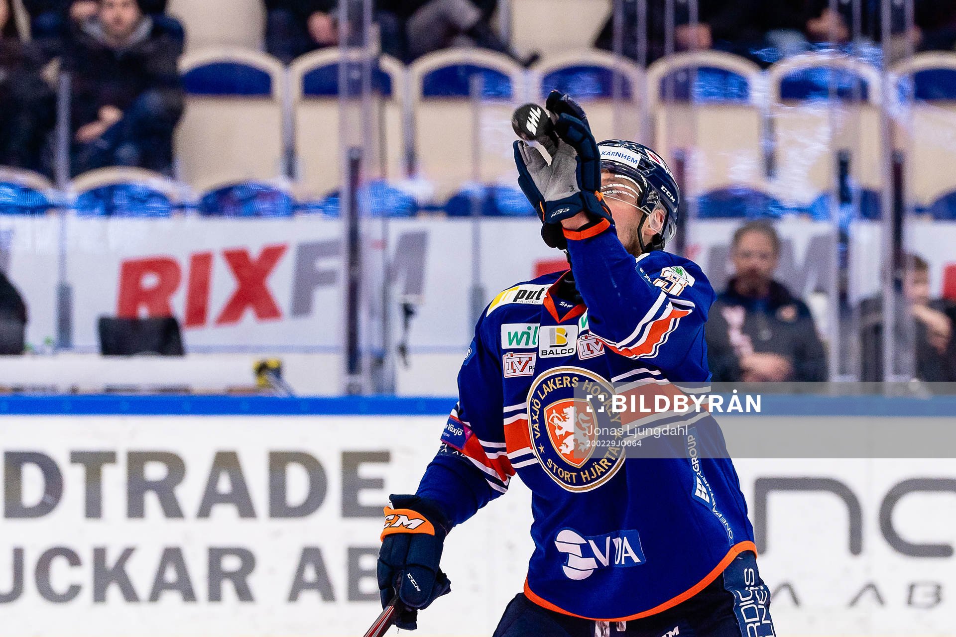 Växjös Oliver Bohm fångar en puck med handen