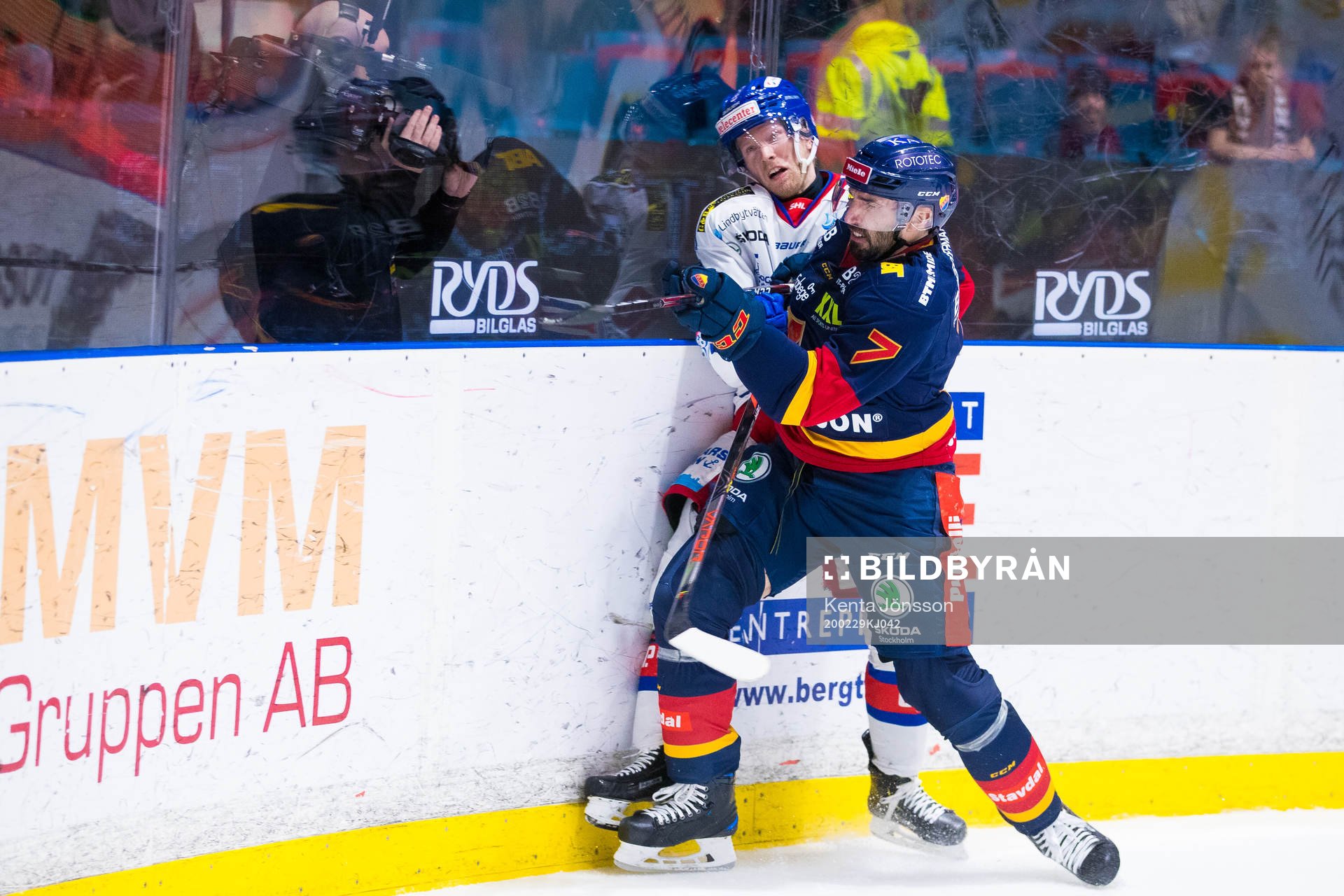 Oskarshamns Nicklas Heinerö tacklas av Djurgårdens Jason