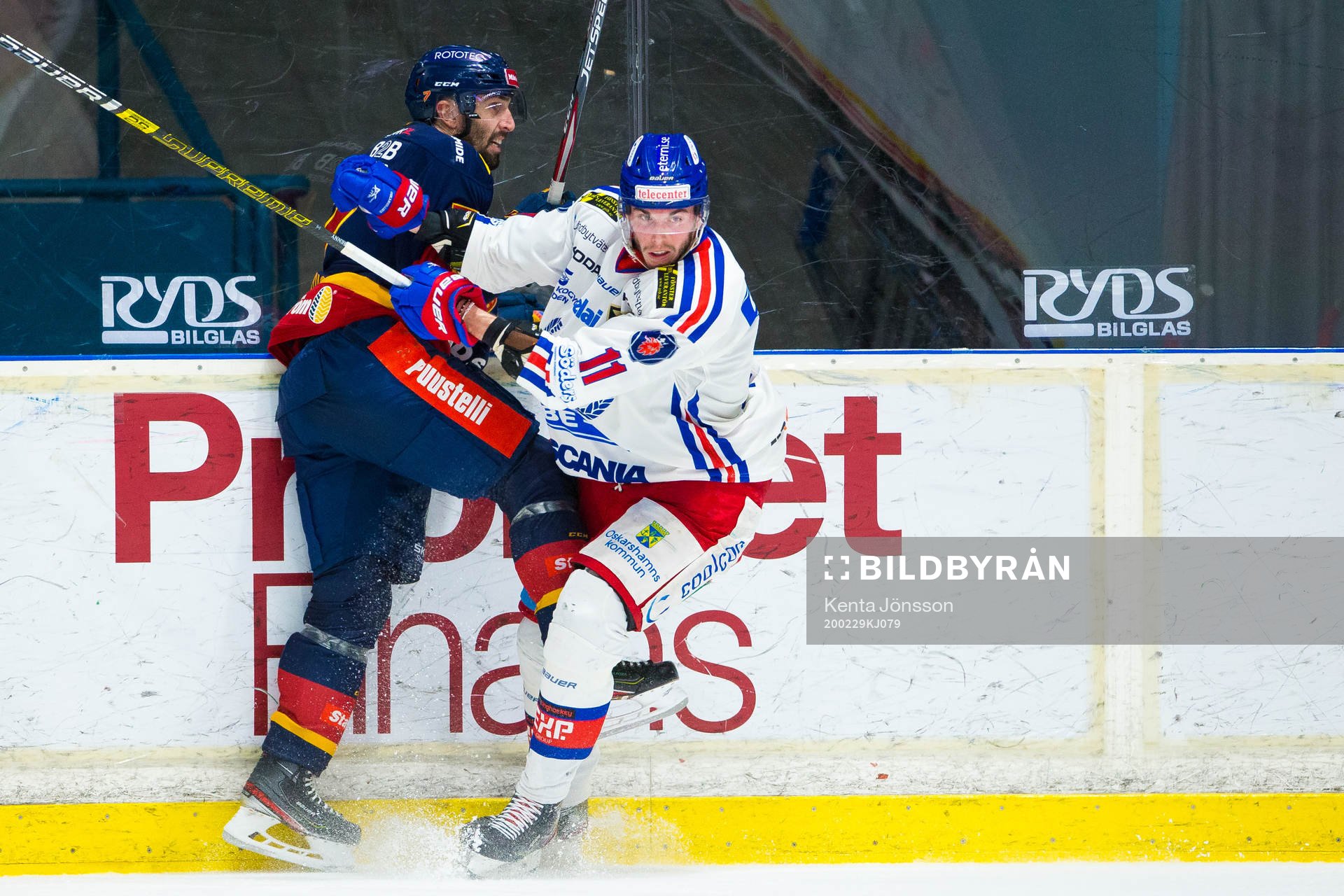 Djurgårdens Jason Garrison tacklas av Oskarshamns Joakim