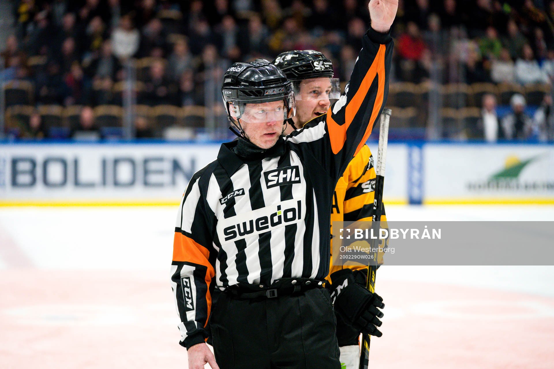 Skellefteås Jonathan Pudas pratar med domare Pehr Claesson