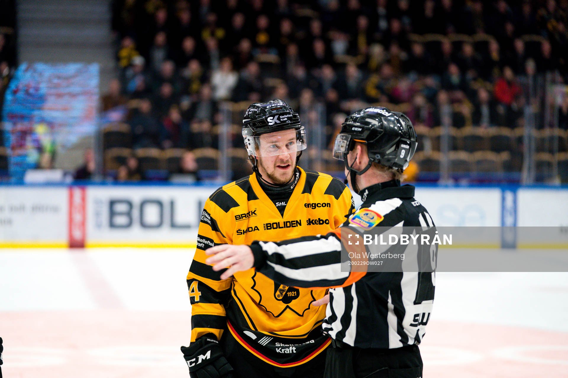 Skellefteås Jonathan Pudas pratar med domare Pehr Claesson
