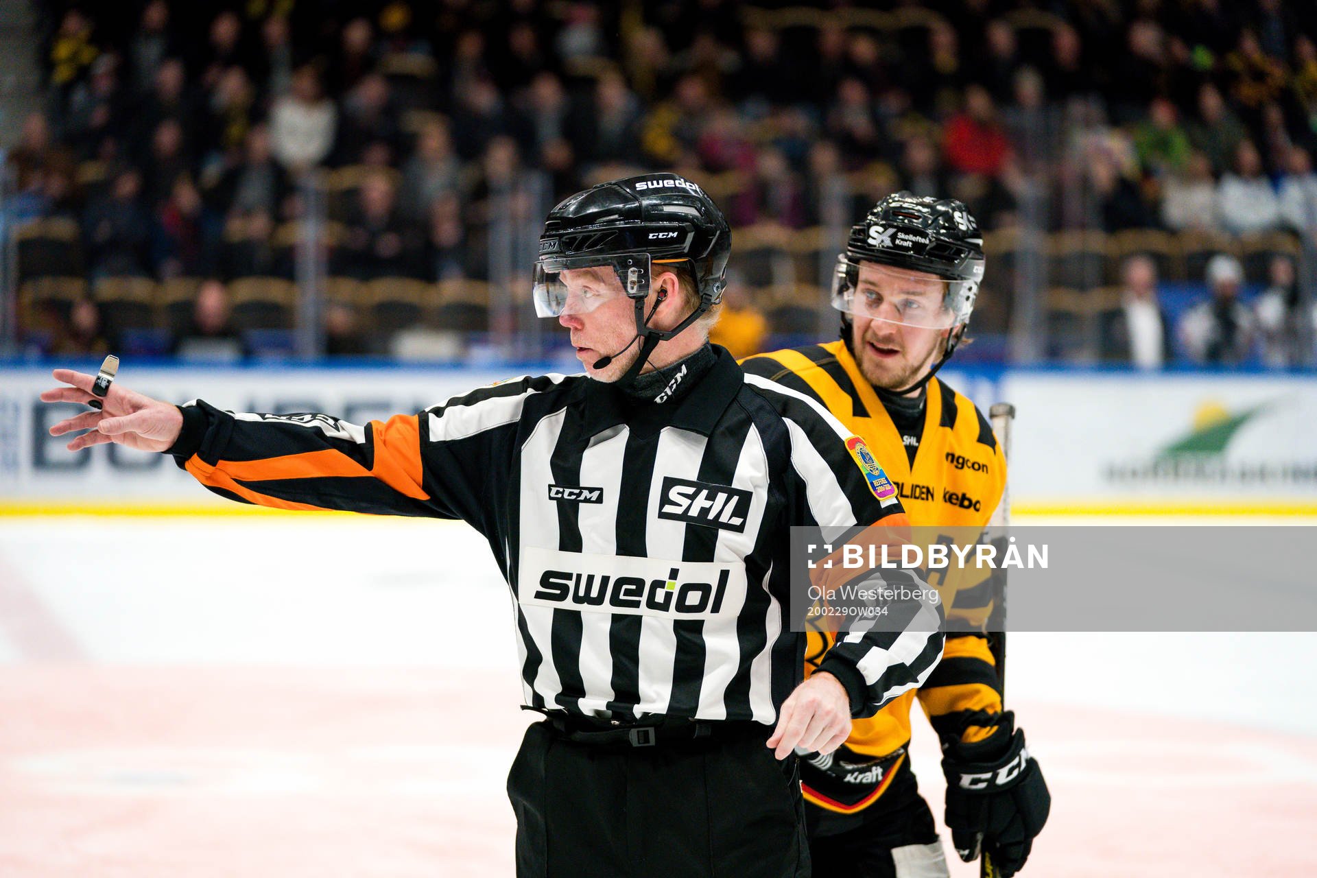 Skellefteås Jonathan Pudas pratar med domare Pehr Claesson