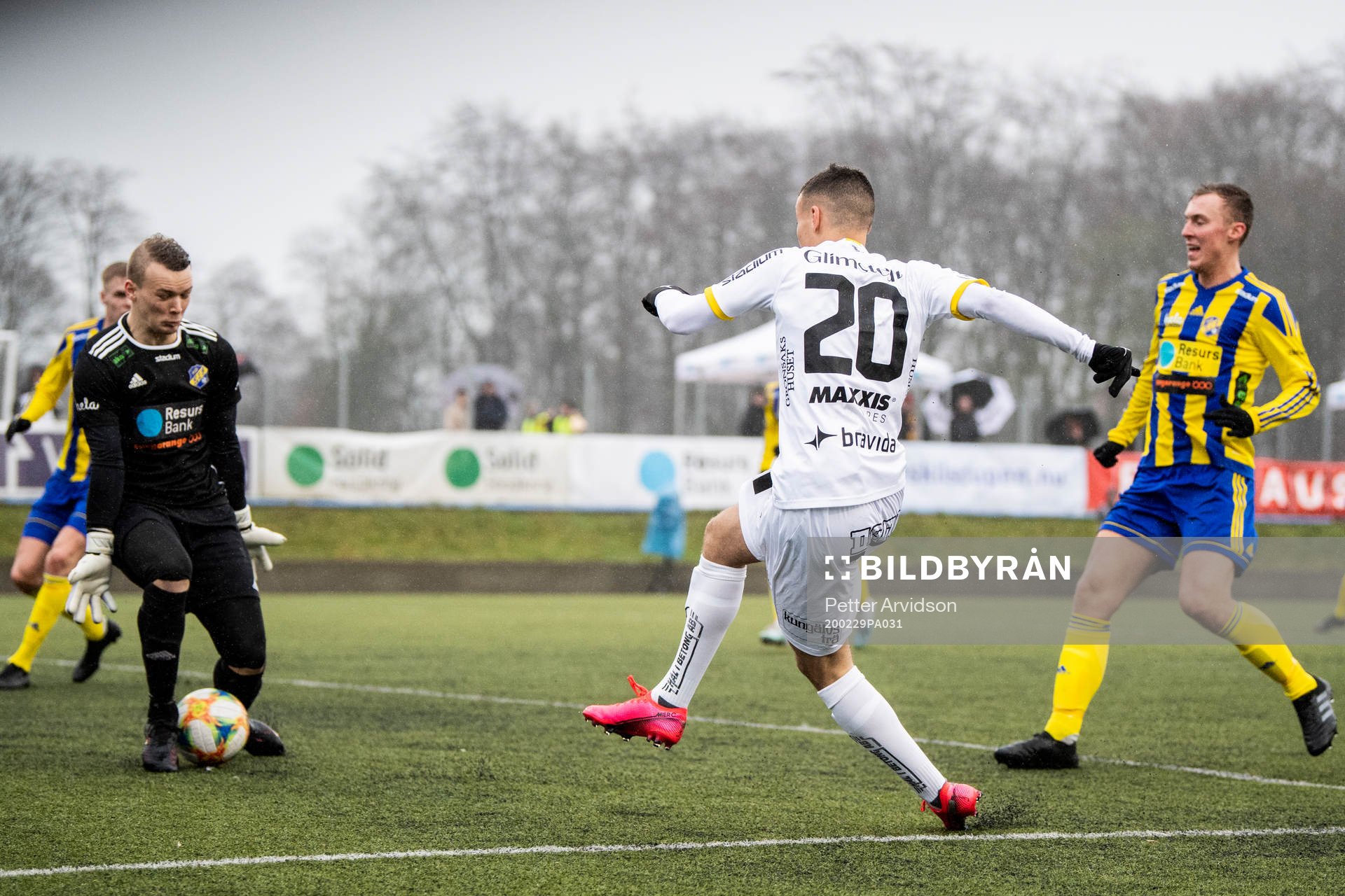Häckens Ali Youssef gör 0-3 på Eskilsminnes målvakt Adam Larsson under fotbollsmatchen i Svenska Cupen mellan Eskilsminne och Häcken den 29 februari 2020 i Helsingborg.