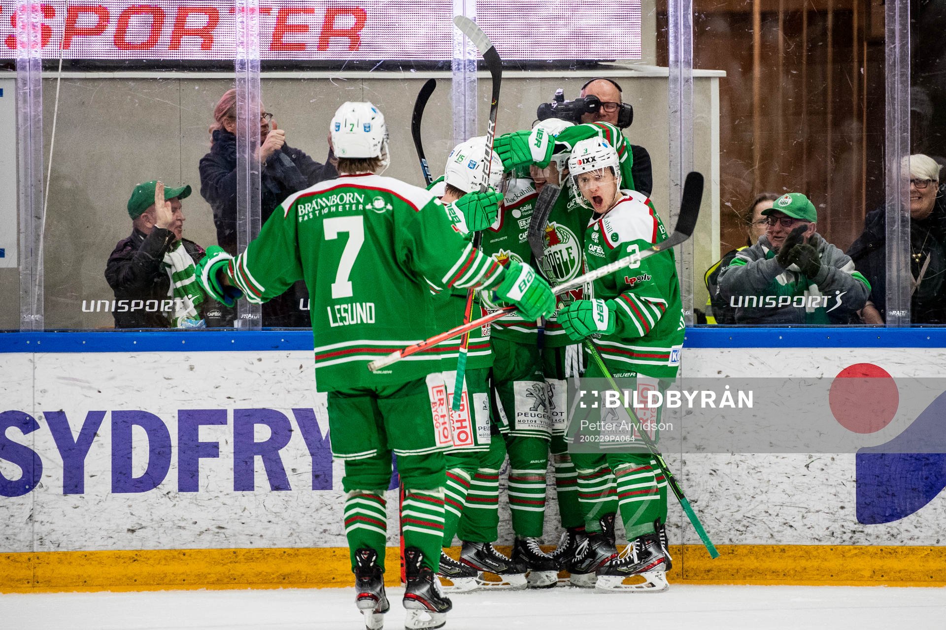Rögles Nils Höglander jublar med Daniel Bertov och