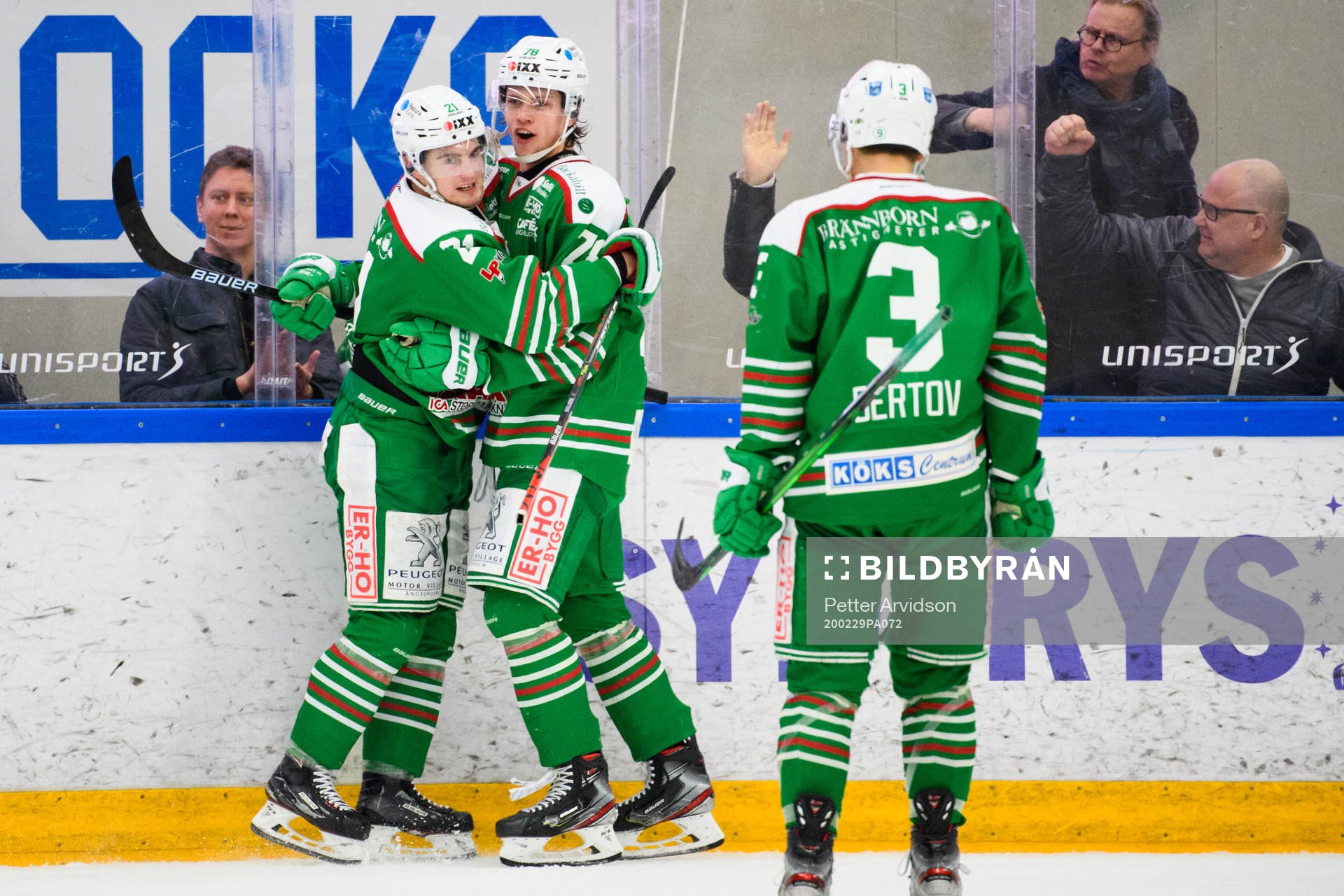 Rögles Nils Höglander jublar med Dominik Bokk
