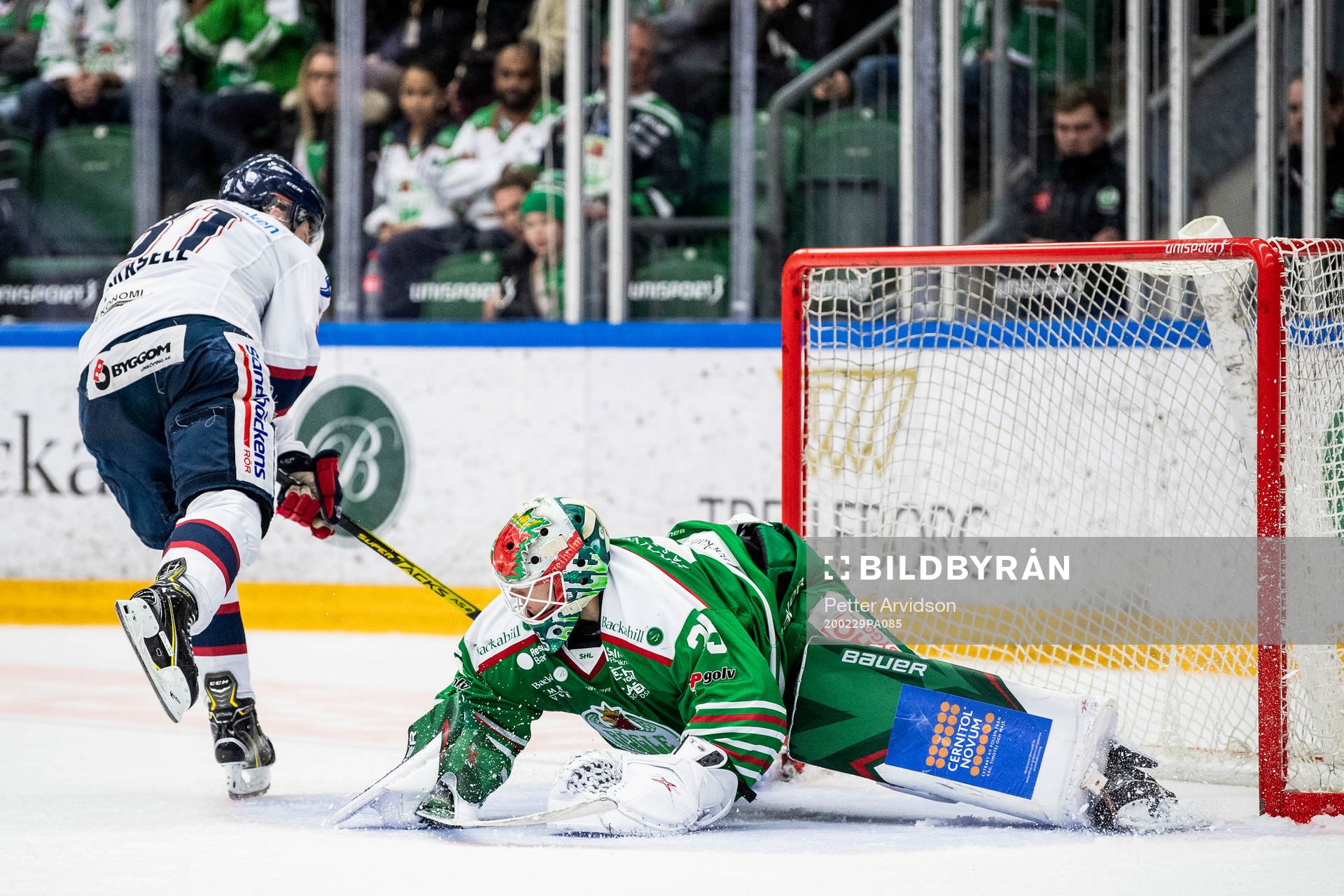 Rögles målvakt Roman Will räddar en straff av