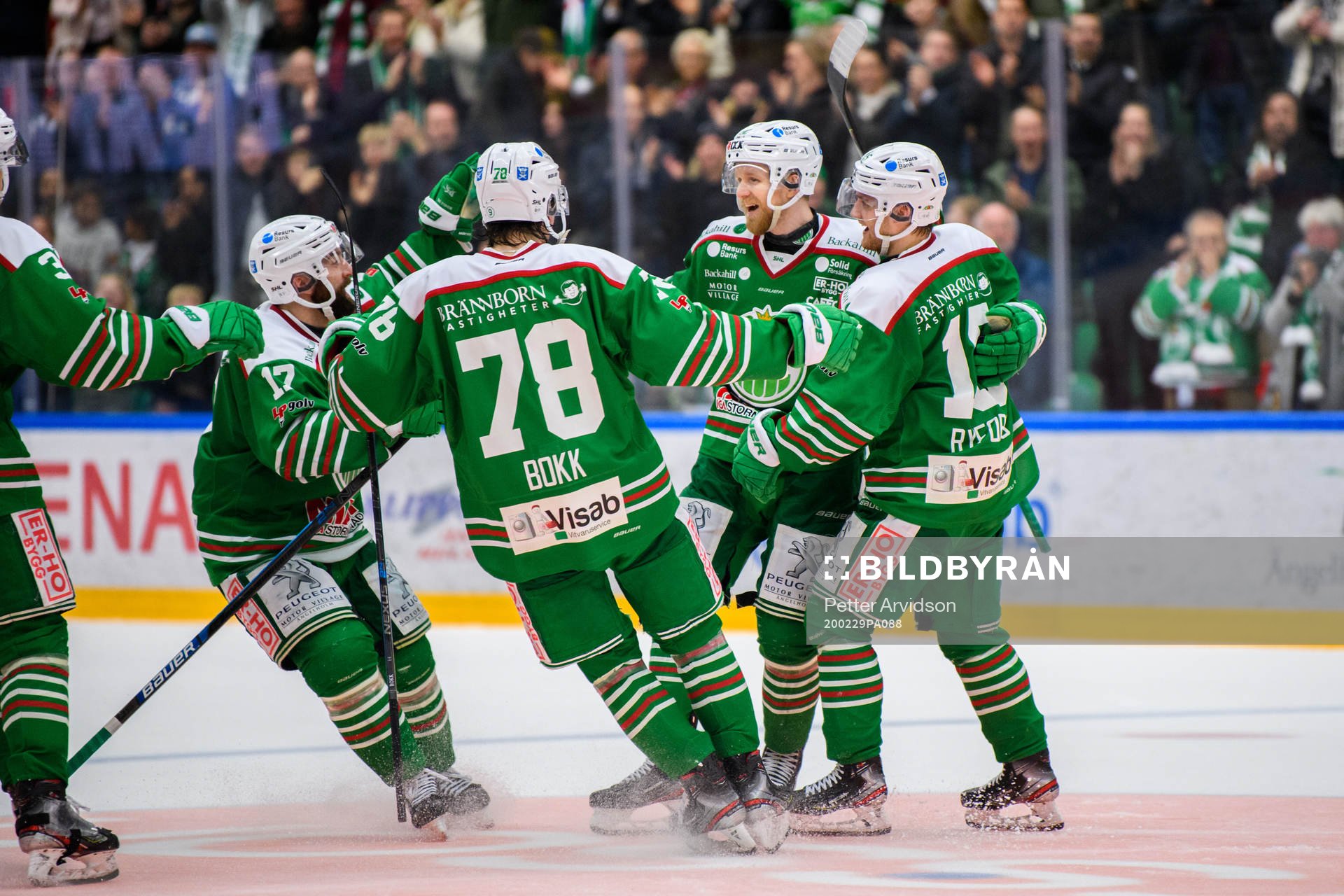 Rögles Ted Brithén jublar med lagkamrater