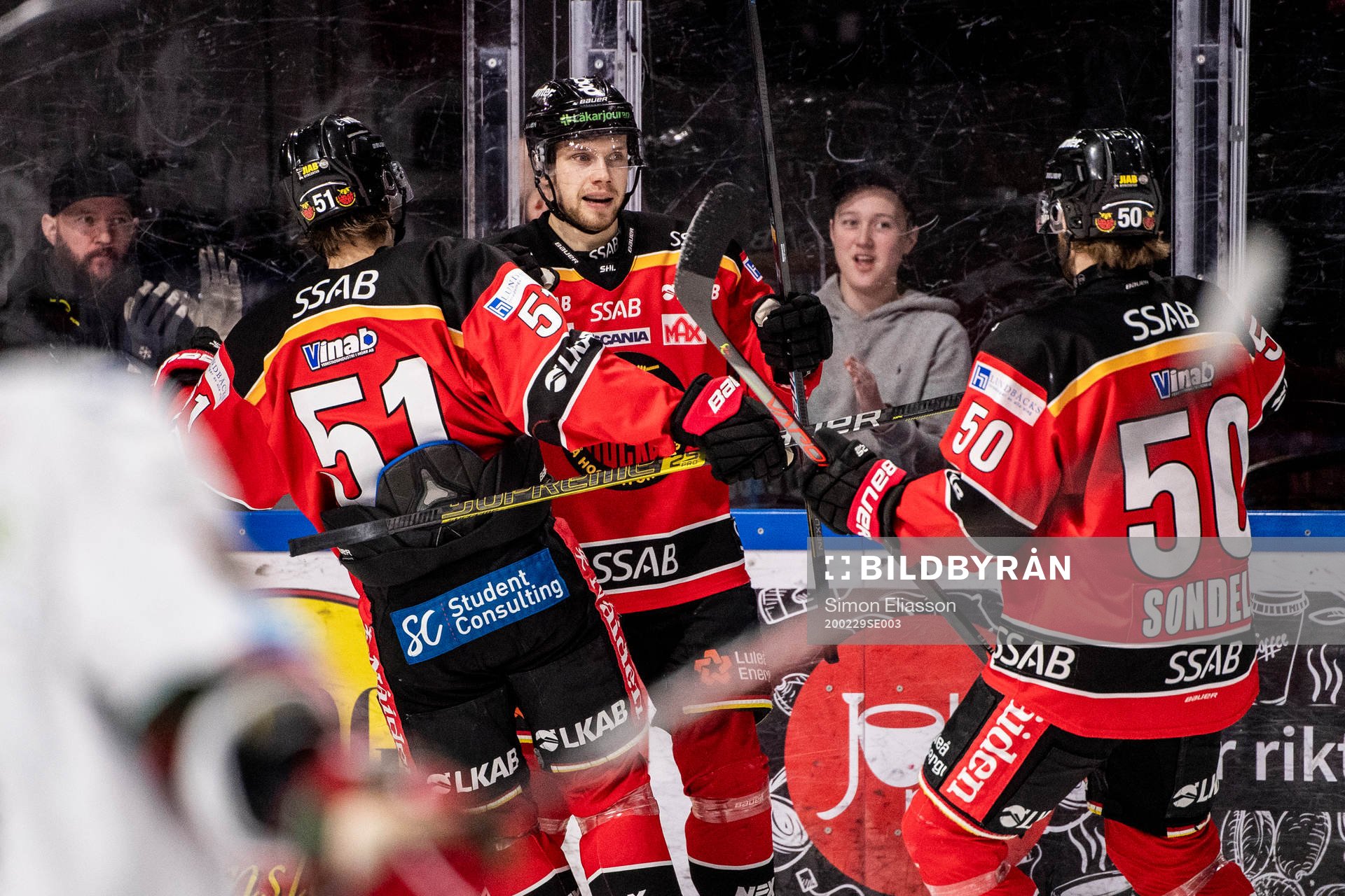 Luleås Petter Emanuelsson jublar med lagkamrater