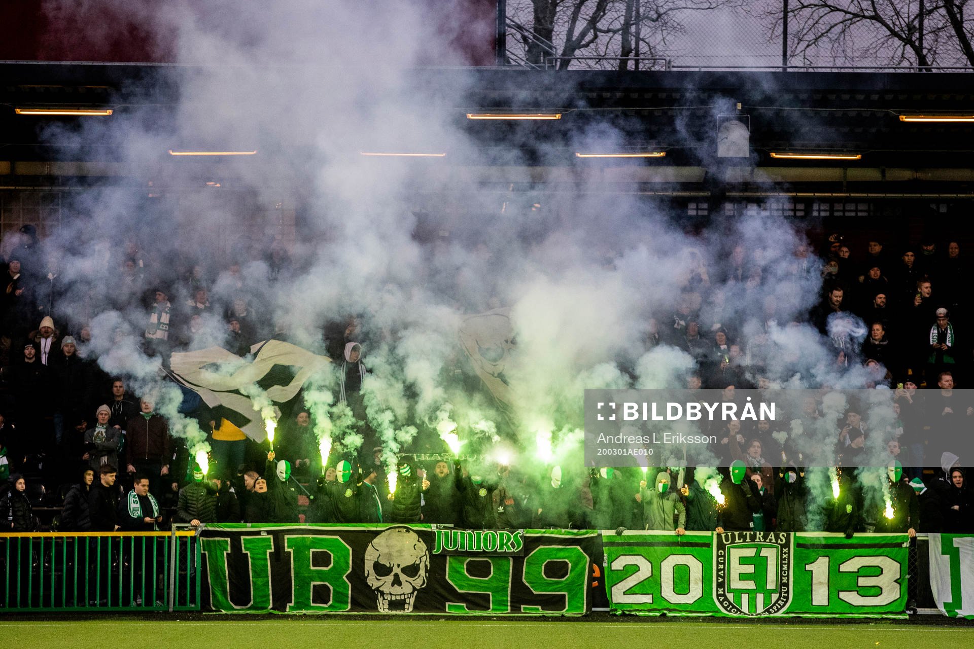 Hammarbys supportrar med bengaler