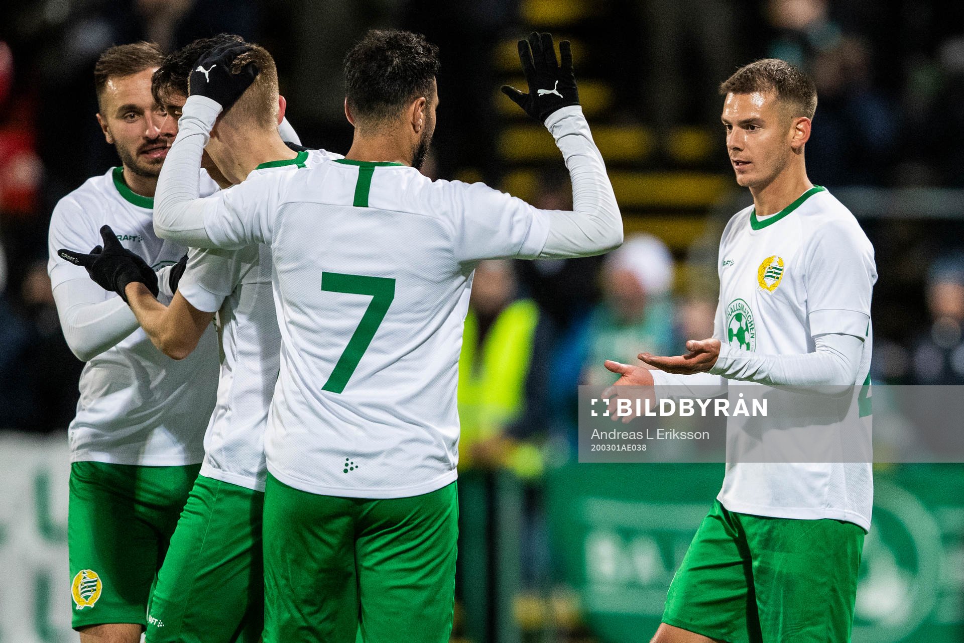 Hammarbys Alexander Kacaniklic (h) jublar med lagkamrater