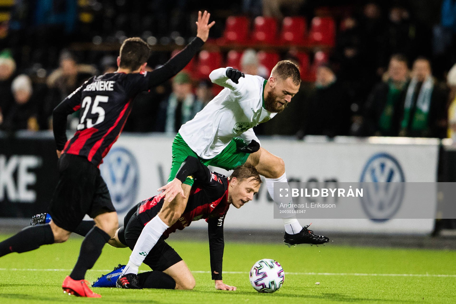 Hammarbys David Fällman tar sig förbi Brommapojkarnas