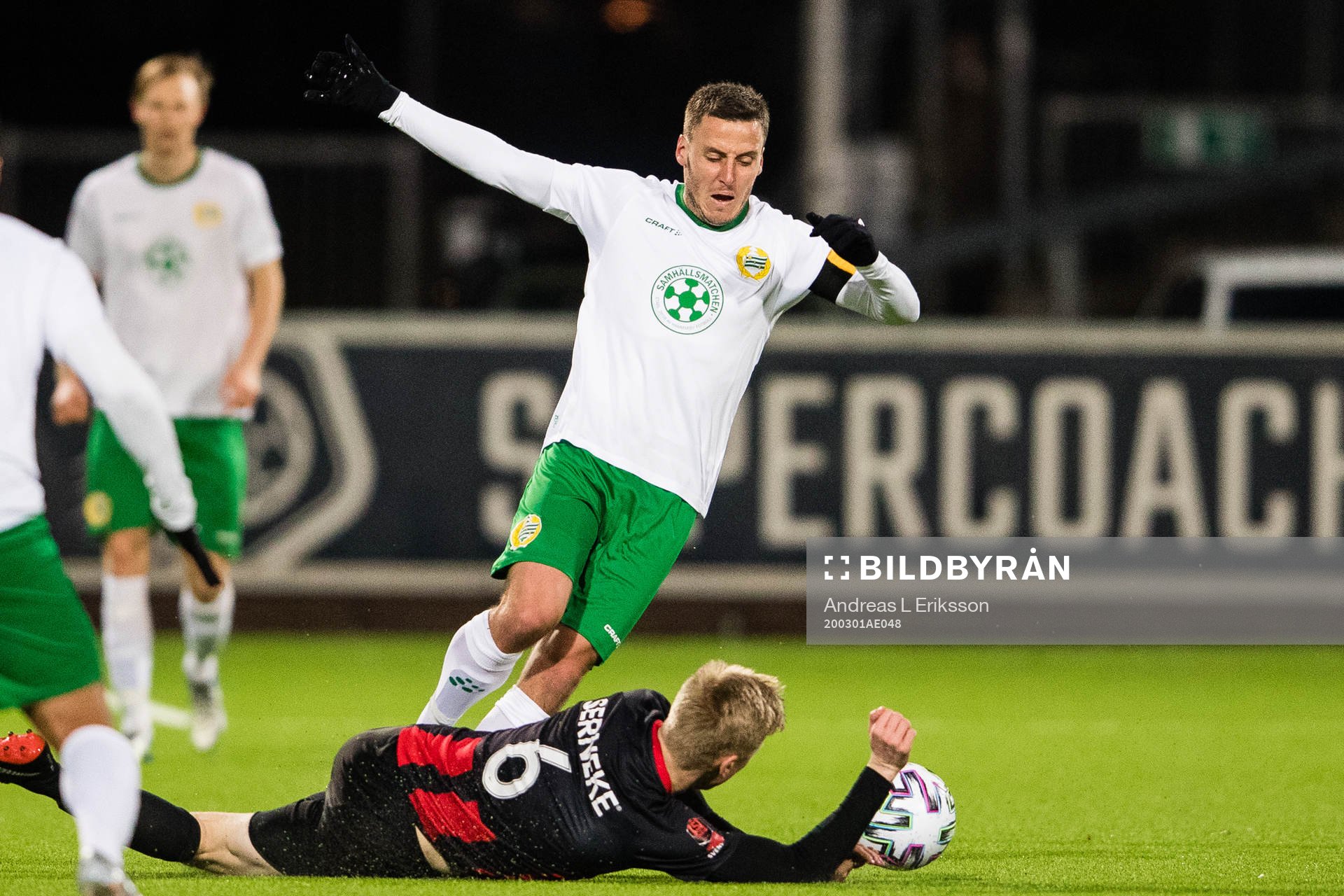 Hammarbys Jeppe Andersen i kamp om bollen med Brommapojkarnas Gustav Sandberg Magnusson under fotbollsmatchen i Svenska Cupen mellan Brommapojkarna och Hammarby den 1 mars 2020 i Stockholm.