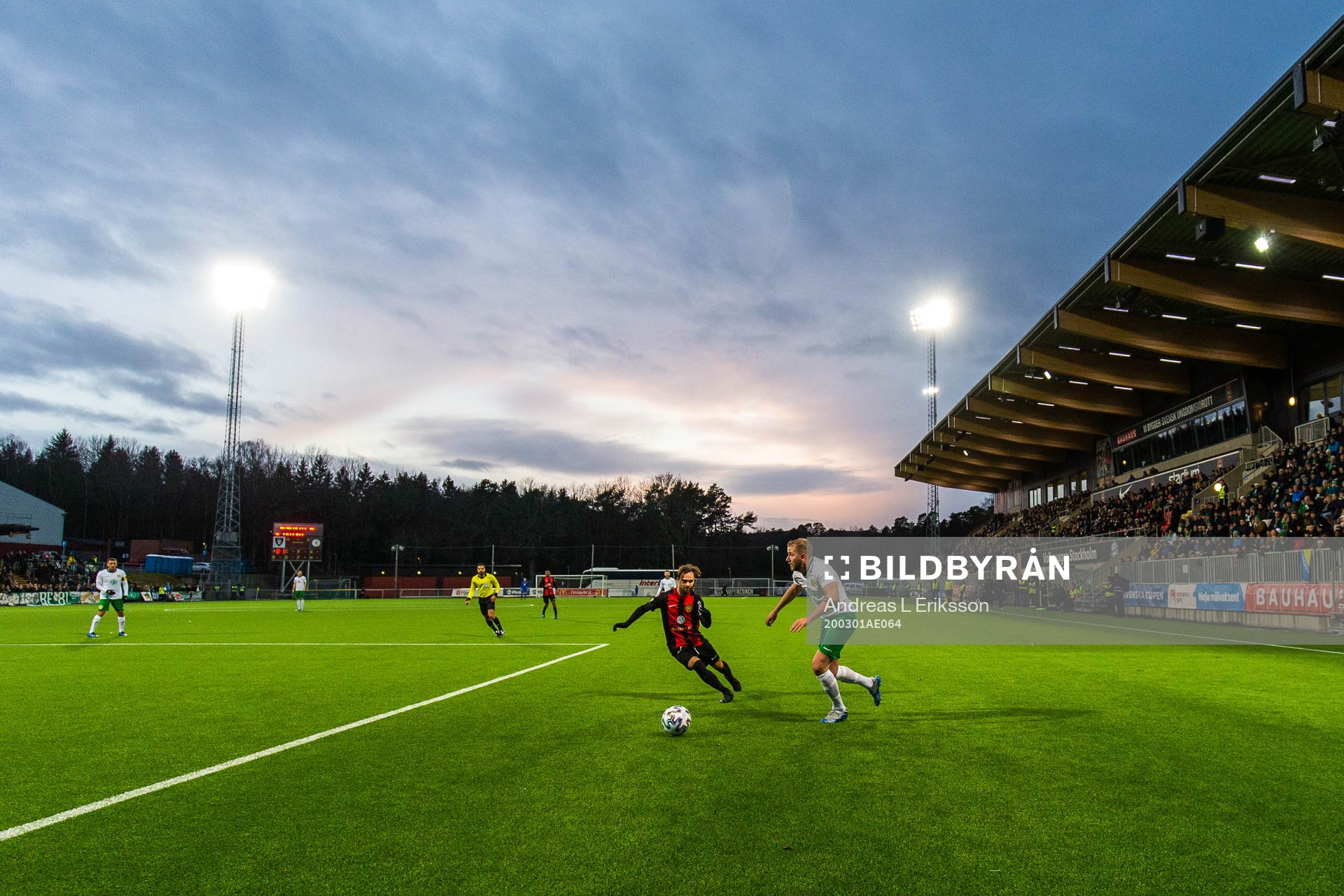 Brommapojkarnas Simon Helg och Hammarbys Darijan Bojanic