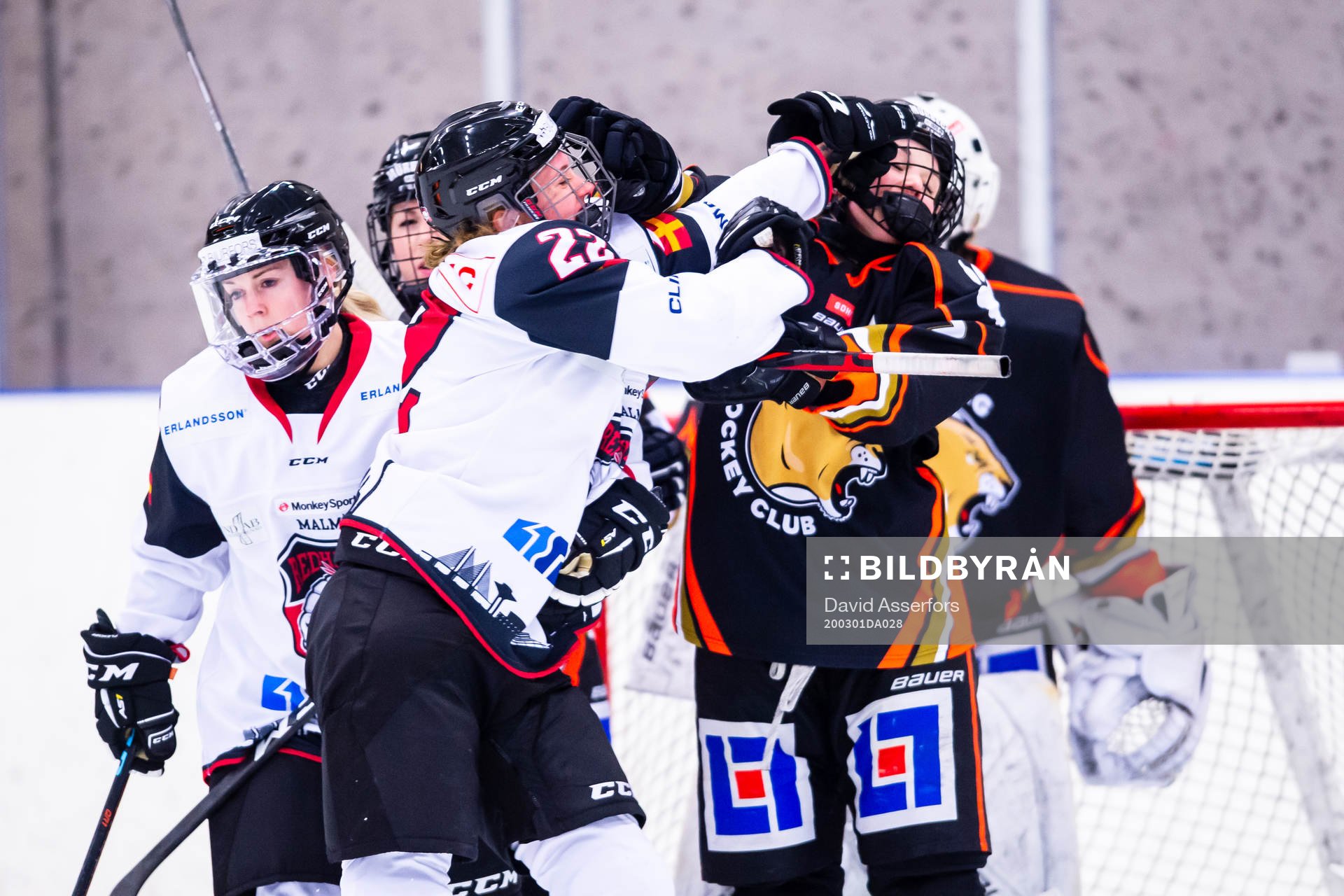 Malmö Redhawks Amanda Andersson gruffas framför mål