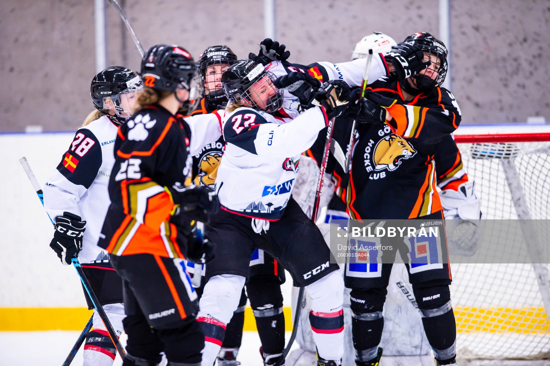 Malmö Redhawks Amanda Andersson gruffar framför mål