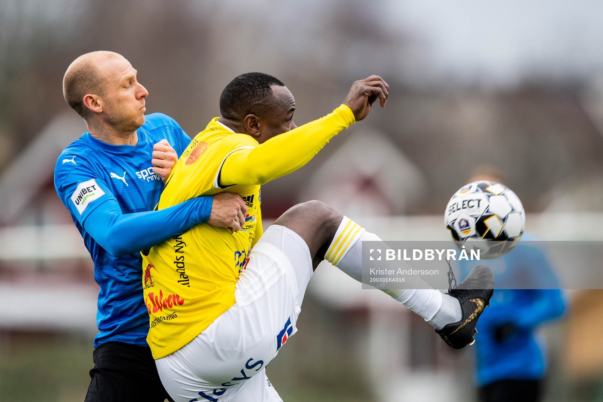 Halmstads Andreas Johansson och Falkenbergs Nsima Peter