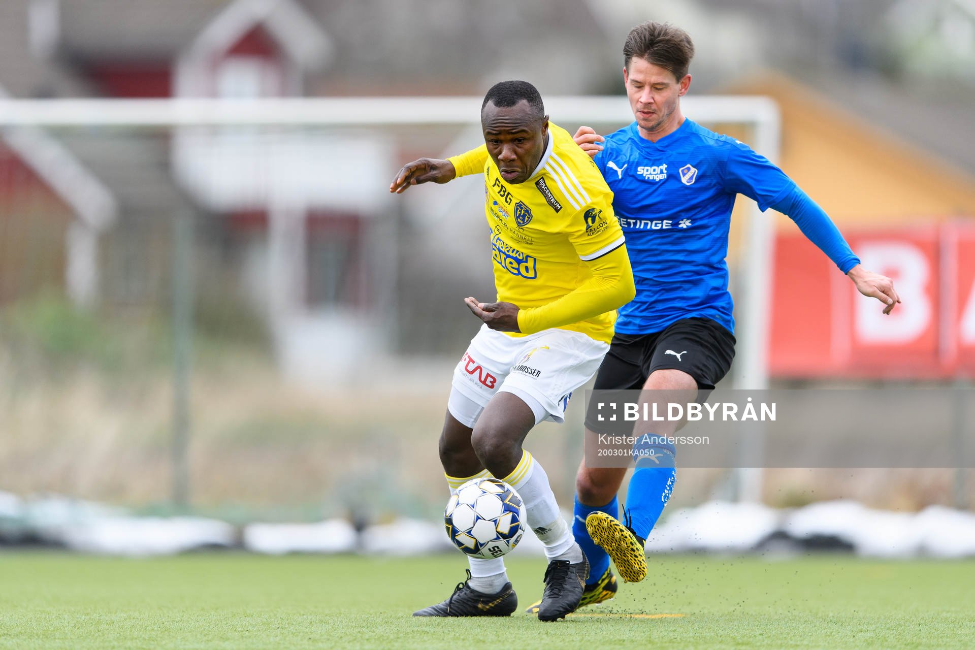 Falkenbergs Nsima Peter och Halmstads Dusan Djuric