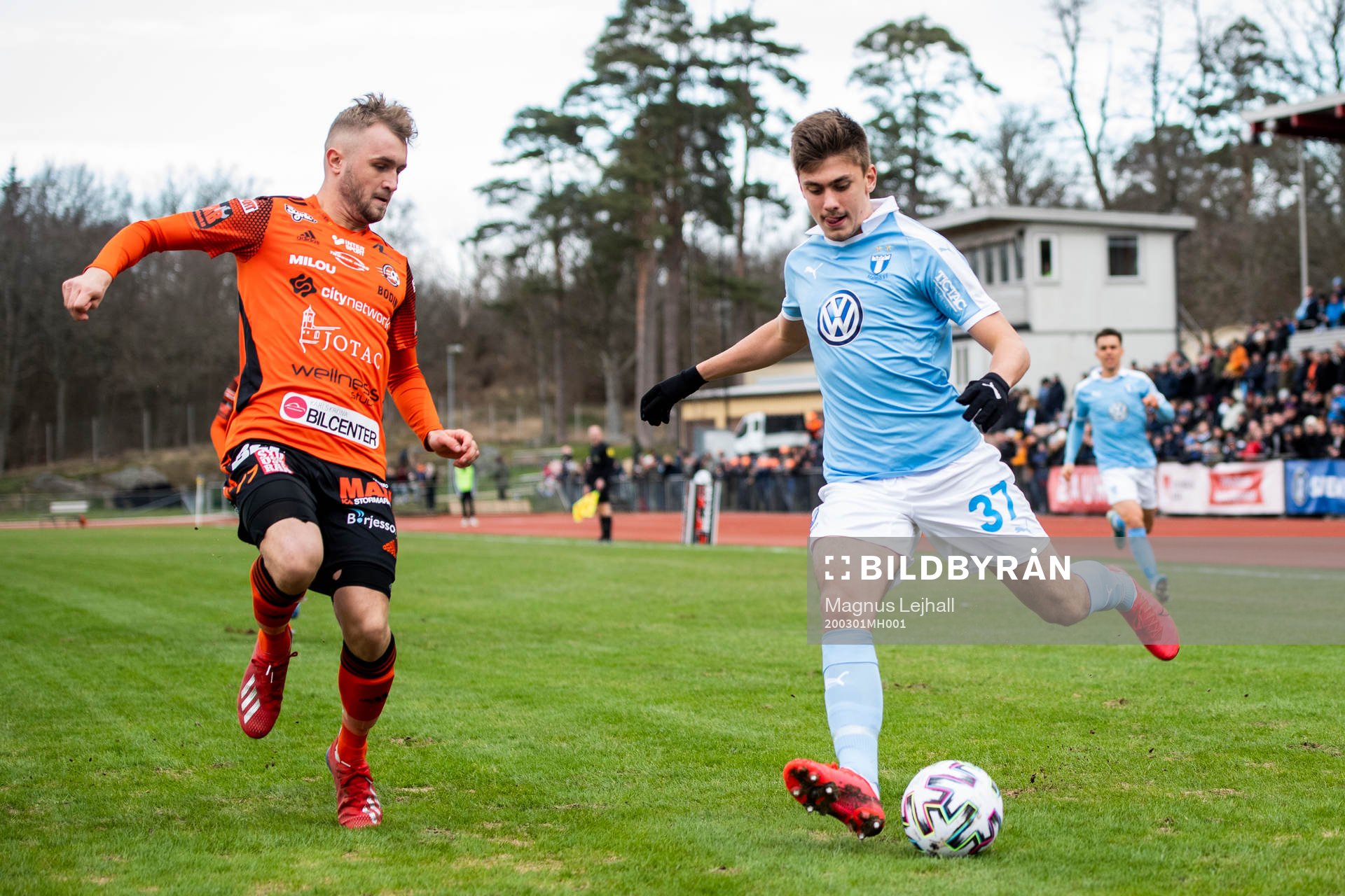 Karlskronas Kevin Karlsson och Malmö FFs Tim Prica under fotbollsmatchen i Svenska Cupen mellan Karlskrona och Malmö FF den 1 mars 2020 i Karlskrona.