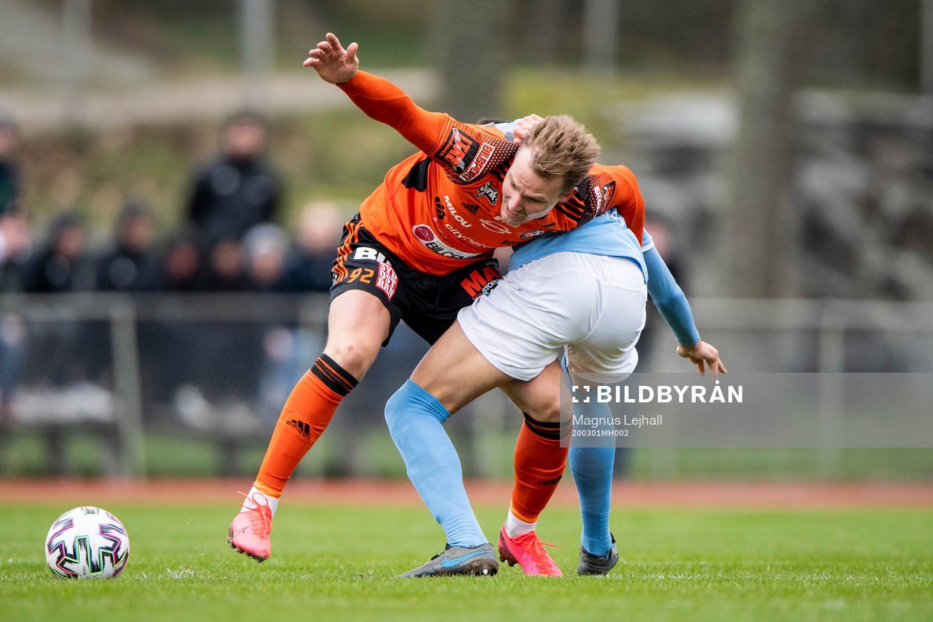 Karlskronas Alexander Petersson och Malmö FFs Anel Ahmedhodzic under fotbollsmatchen i Svenska Cupen mellan Karlskrona och Malmö FF den 1 mars 2020 i Karlskrona.