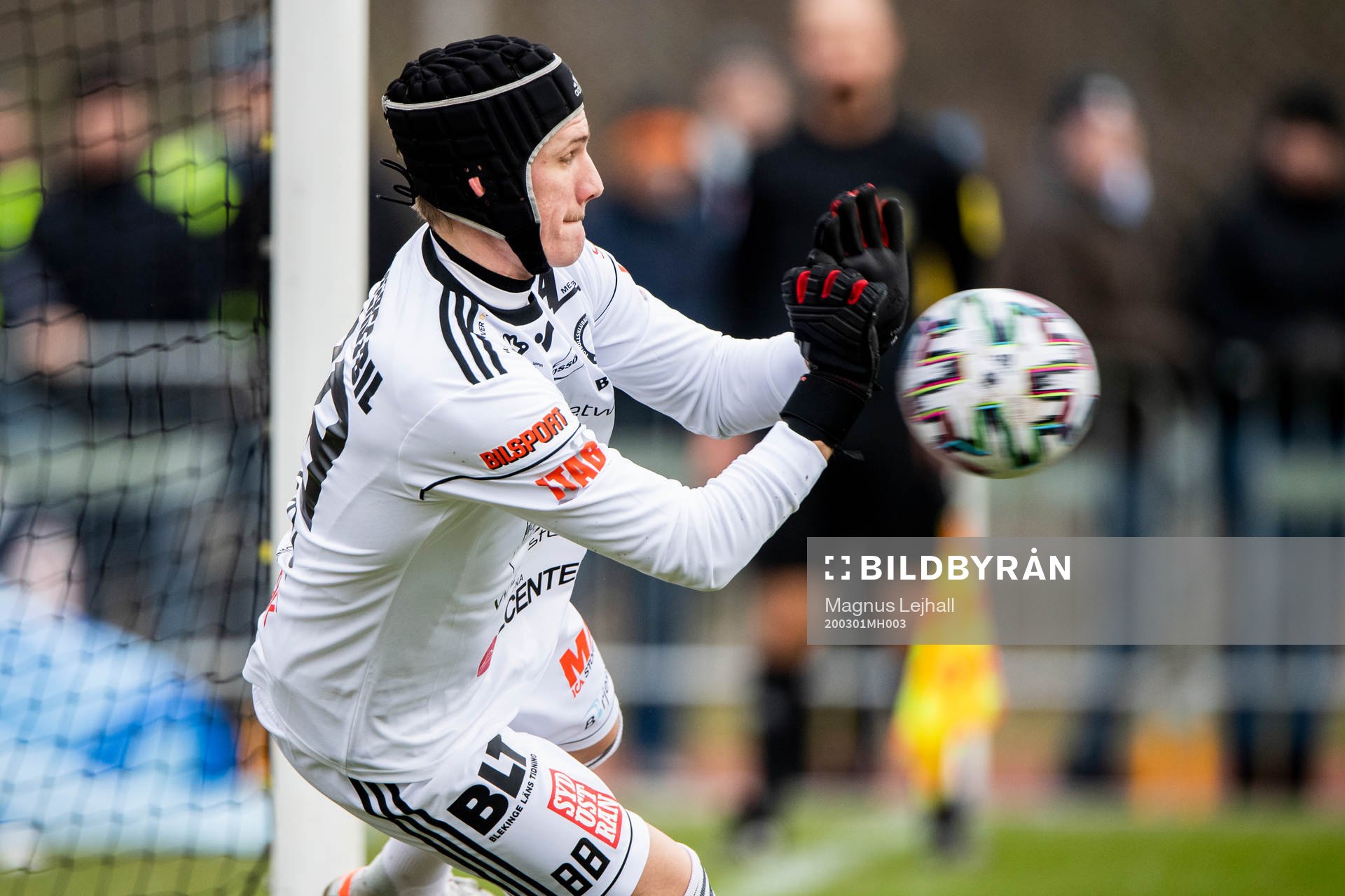 Karlskronas målvakt Sebastian Halle räddar en straffspark under fotbollsmatchen i Svenska Cupen mellan Karlskrona och Malmö FF den 1 mars 2020 i Karlskrona.
