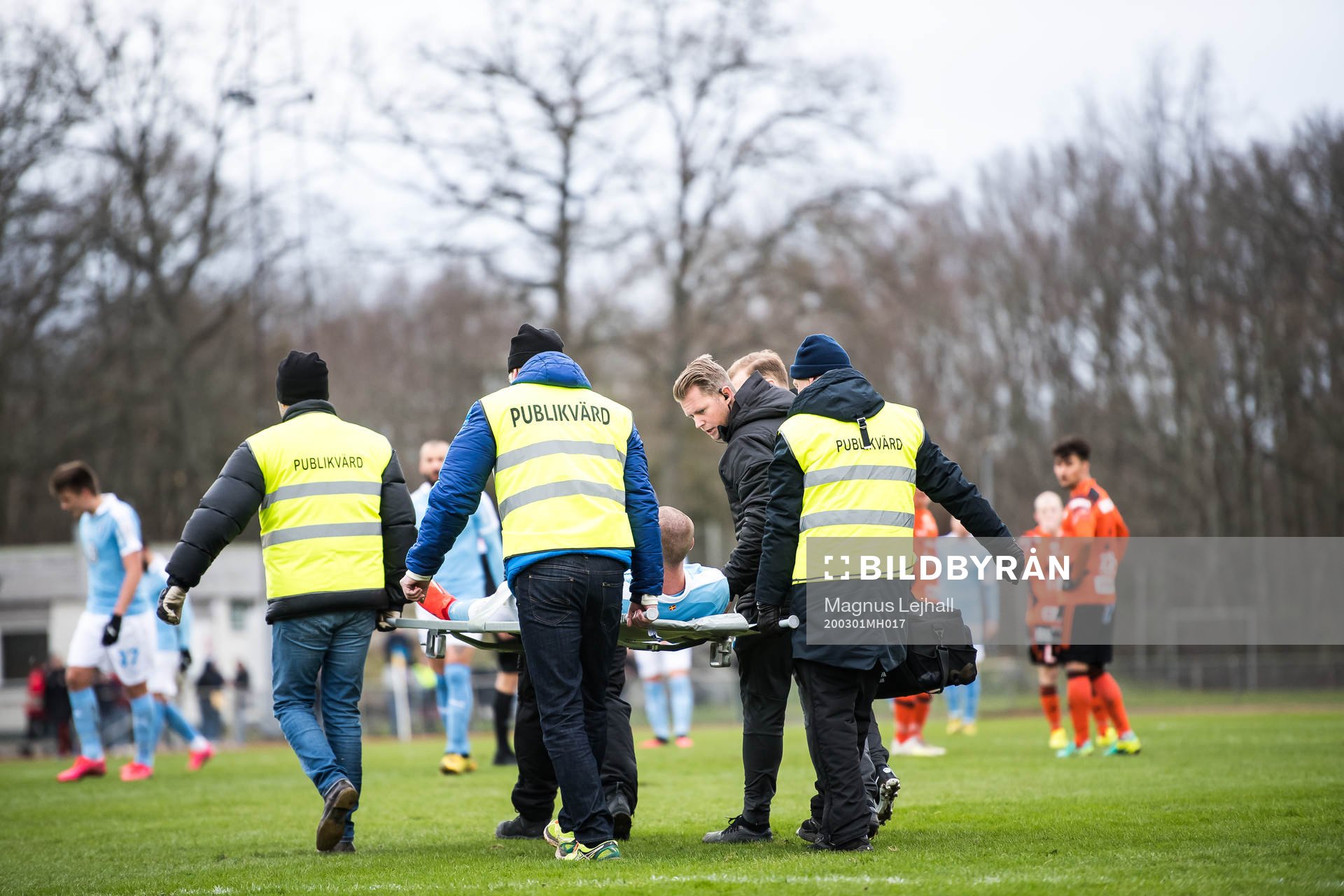 Malmö FFs Jo Inge Berget bärs ut på bår