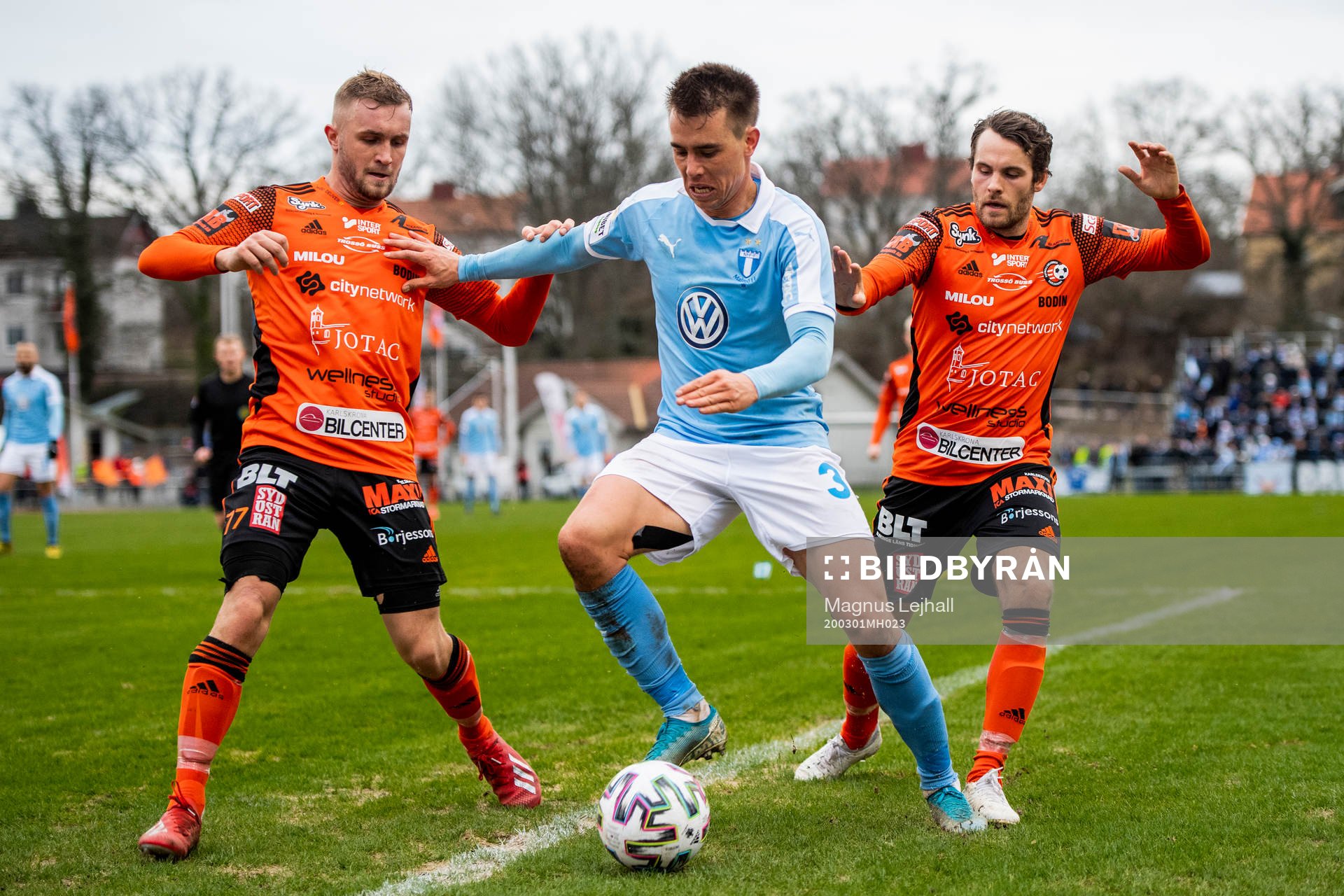 Karlskronas Kevin Karlsson och Malmö FFs Jonas Knudsen under fotbollsmatchen i Svenska Cupen mellan Karlskrona och Malmö FF den 1 mars 2020 i Karlskrona.