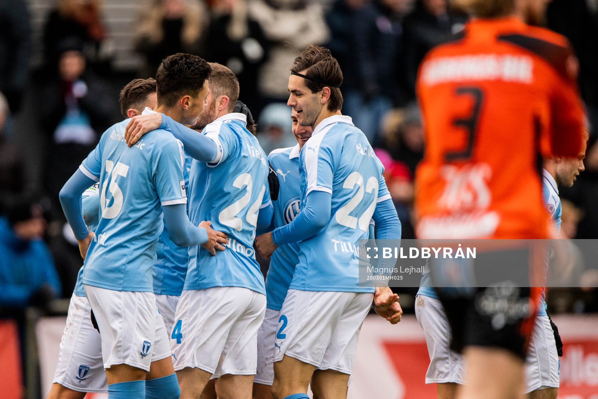 Malmö FFs spelare jublar efter 1-2 av Jonas Knudsen under fotbollsmatchen i Svenska Cupen mellan Karlskrona och Malmö FF den 1 mars 2020 i Karlskrona.