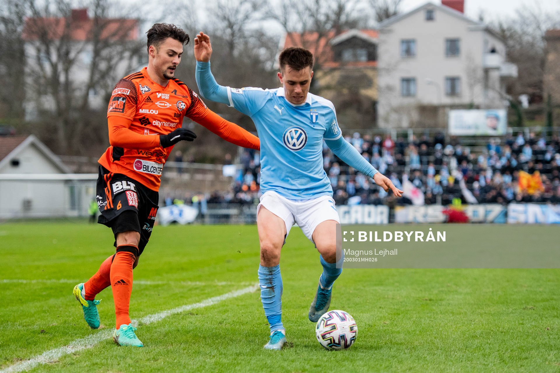 Karlskronas Armin Aganovic och Malmö FFs Jonas Knudsen under fotbollsmatchen i Svenska Cupen mellan Karlskrona och Malmö FF den 1 mars 2020 i Karlskrona.