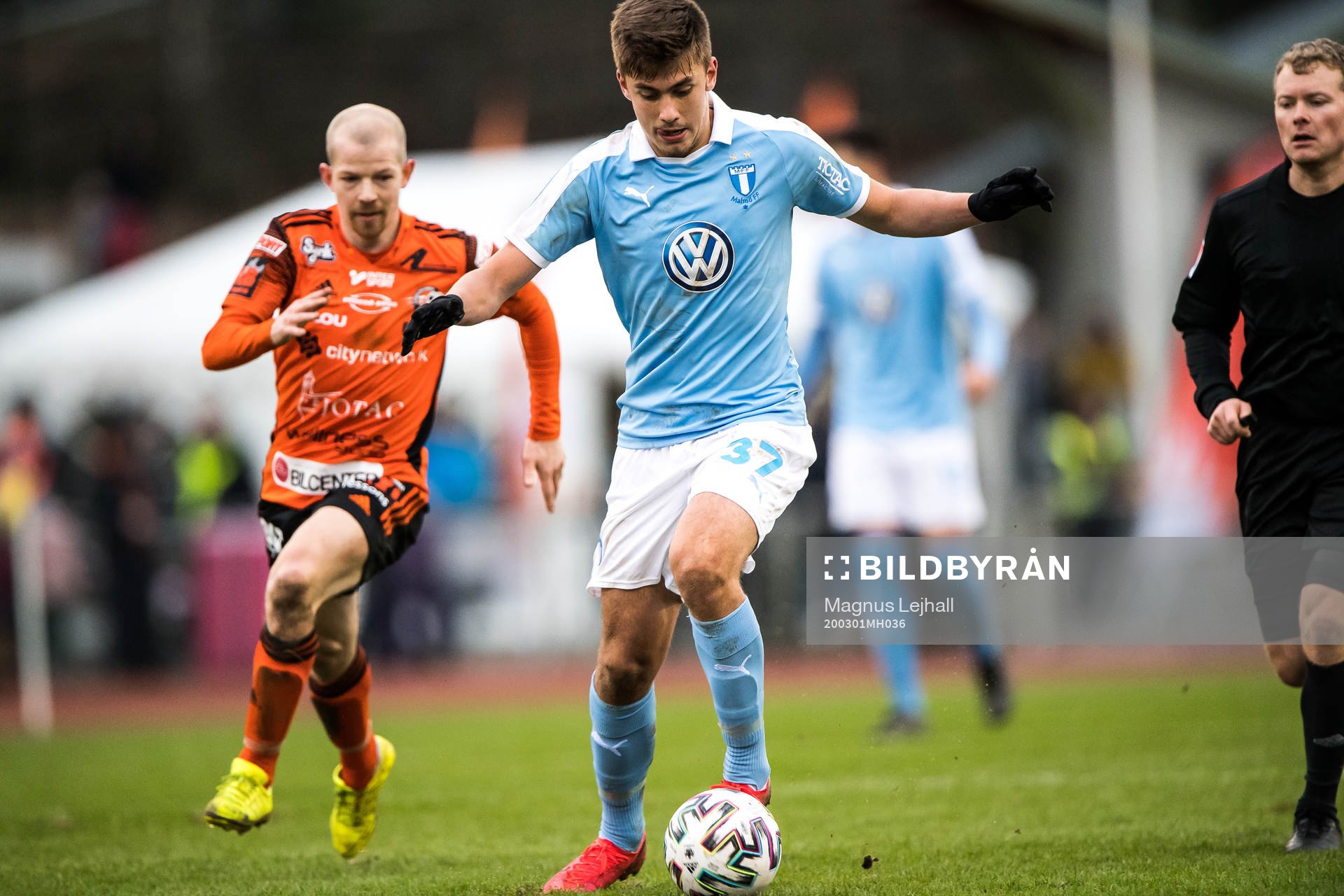 Malmö FFs Tim Prica och Karlskronas Jonas Lantto under fotbollsmatchen i Svenska Cupen mellan Karlskrona och Malmö FF den 1 mars 2020 i Karlskrona.