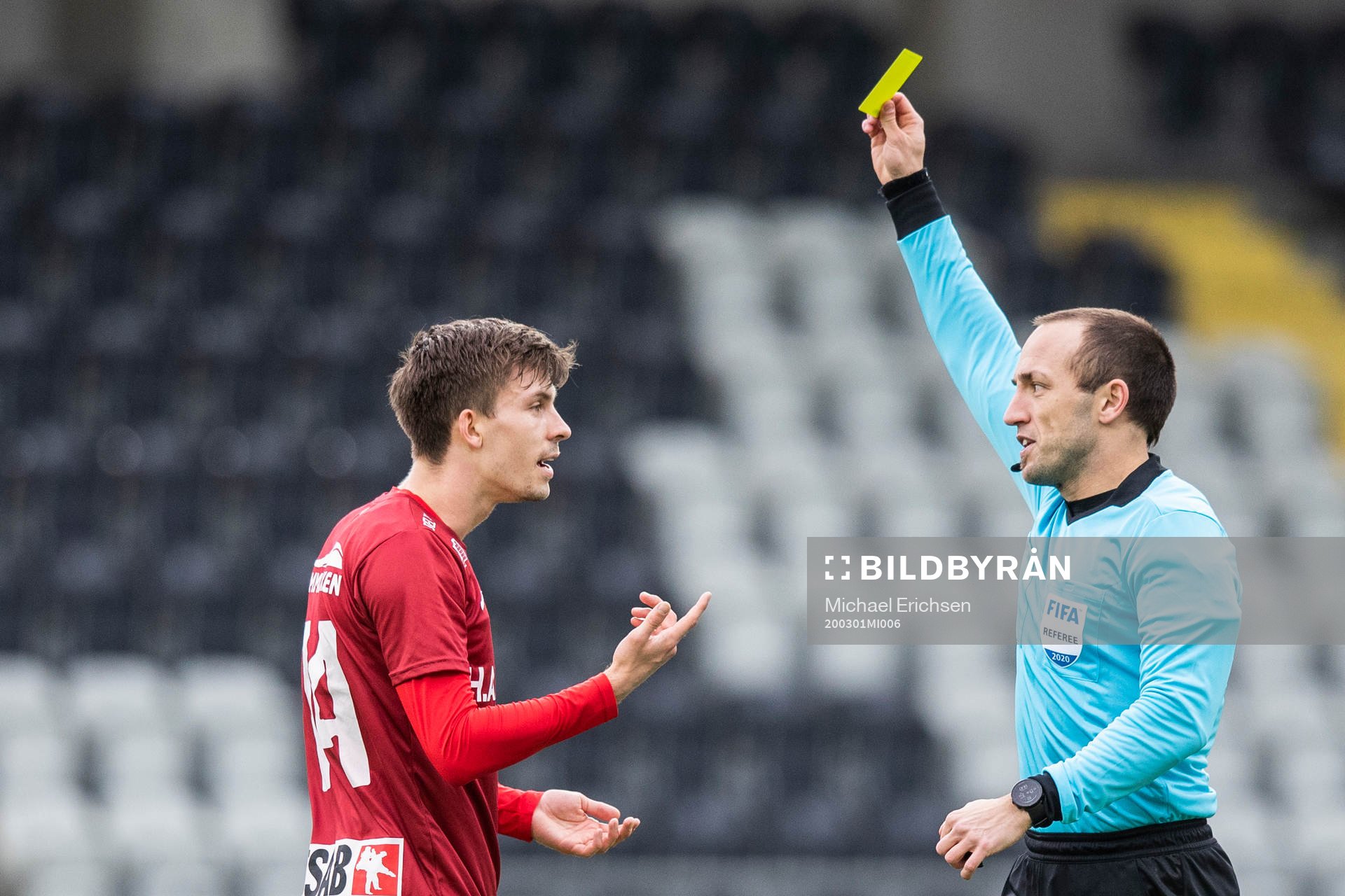 Örgrytes Daniel Paulson får gult kort av domare Kaspar