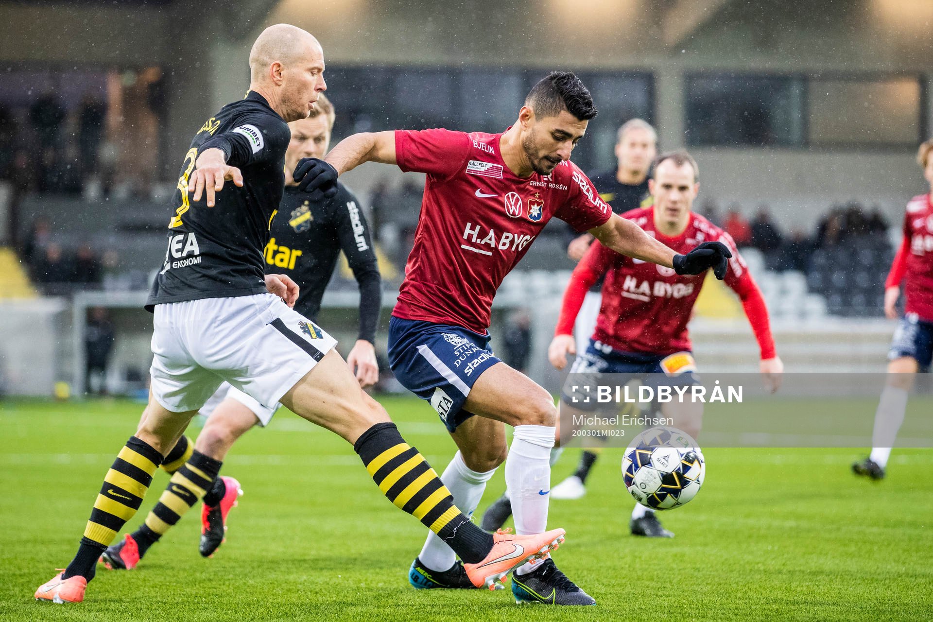 s Per Karlsson och Örgrytes Ailton Almeida
