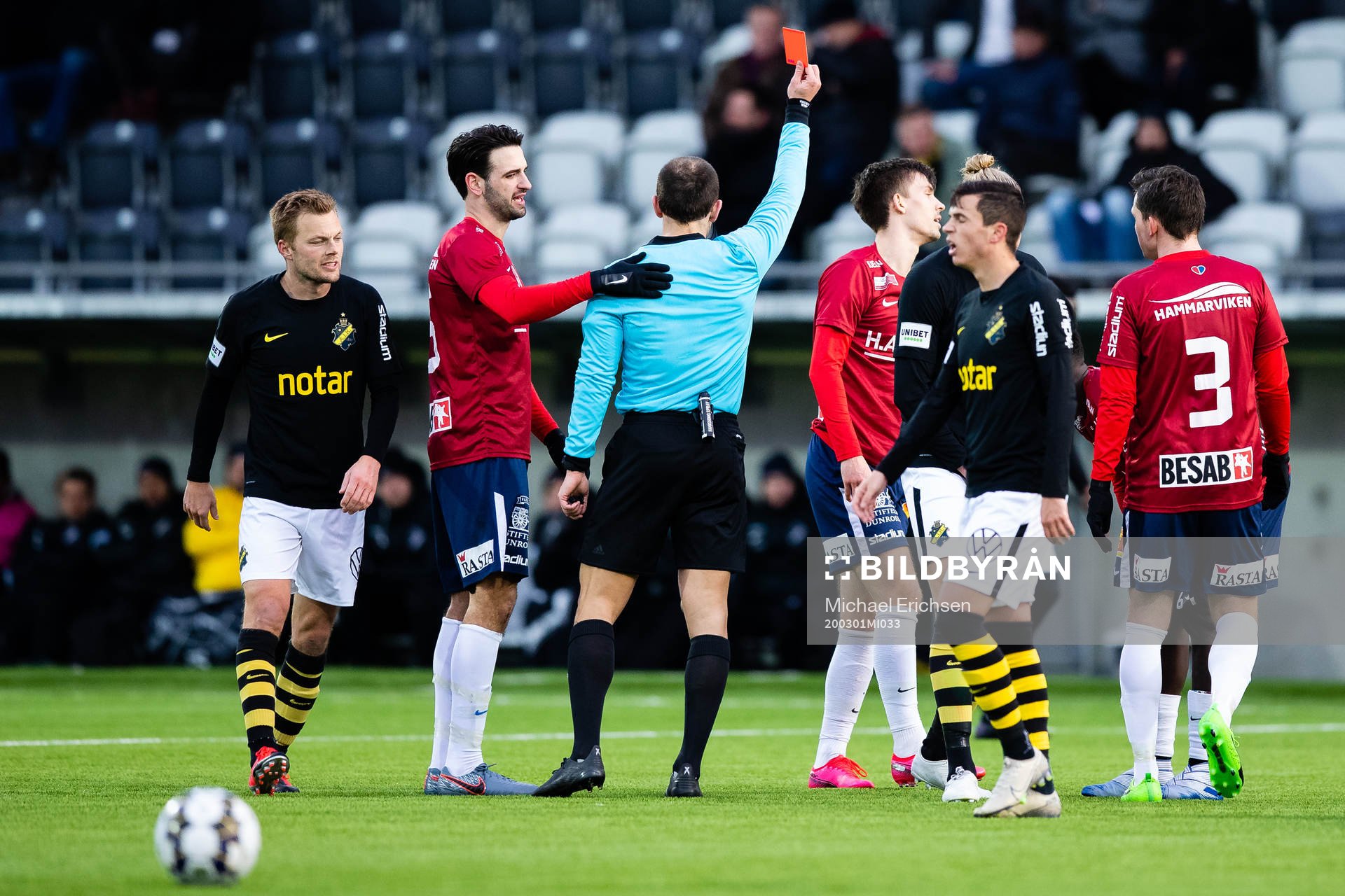 Örgrytes Daniel Paulson får ett rött kort