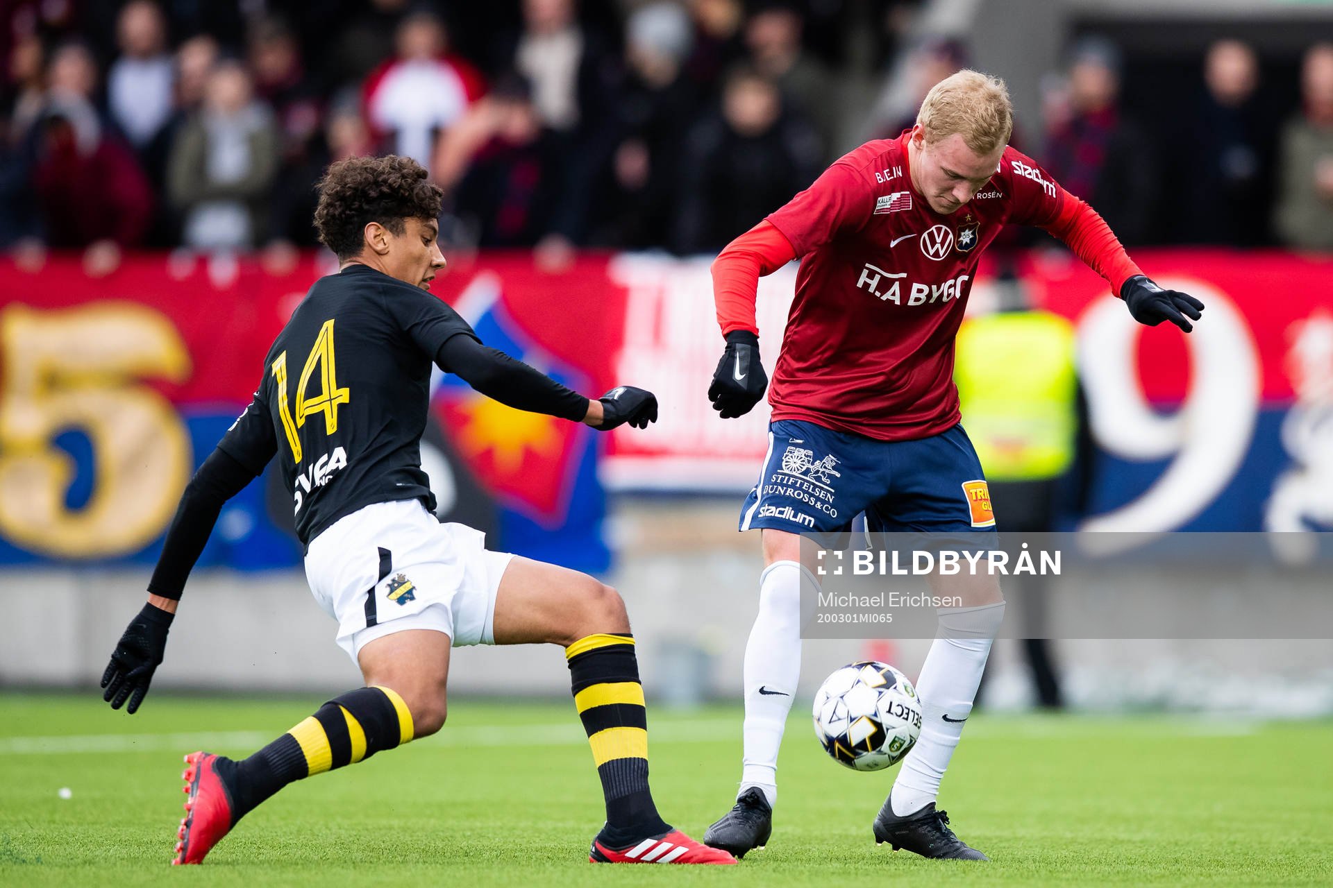 AIKs Robin Tihi och Örgrytes Adam Bergmark Wiberg under fotbollsmatchen i Svenska Cupen mellan Örgryte och AIK den 1 mars 2020 i Göteborg.