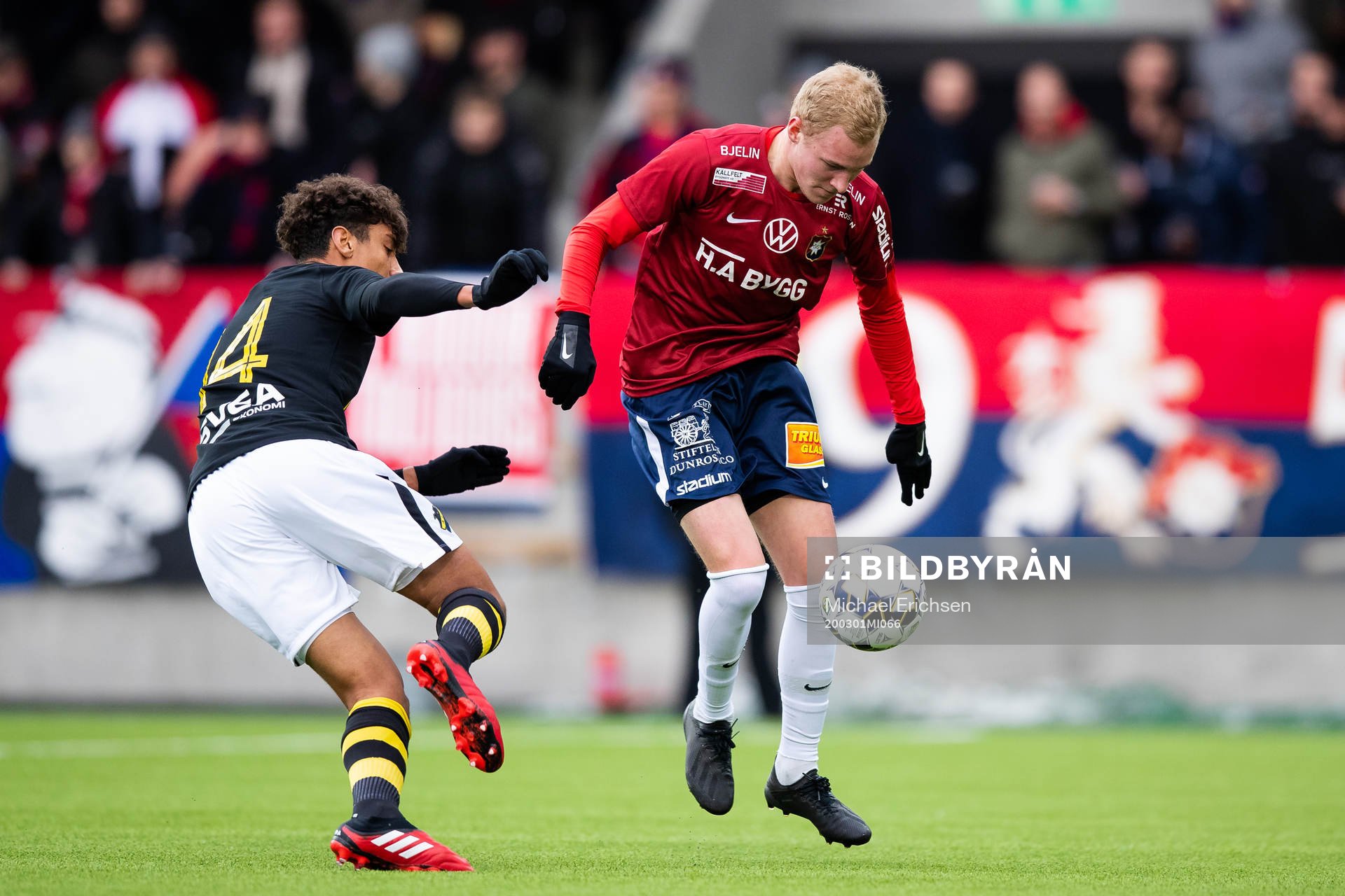 AIKs Robin Tihi och Örgrytes Adam Bergmark Wiberg