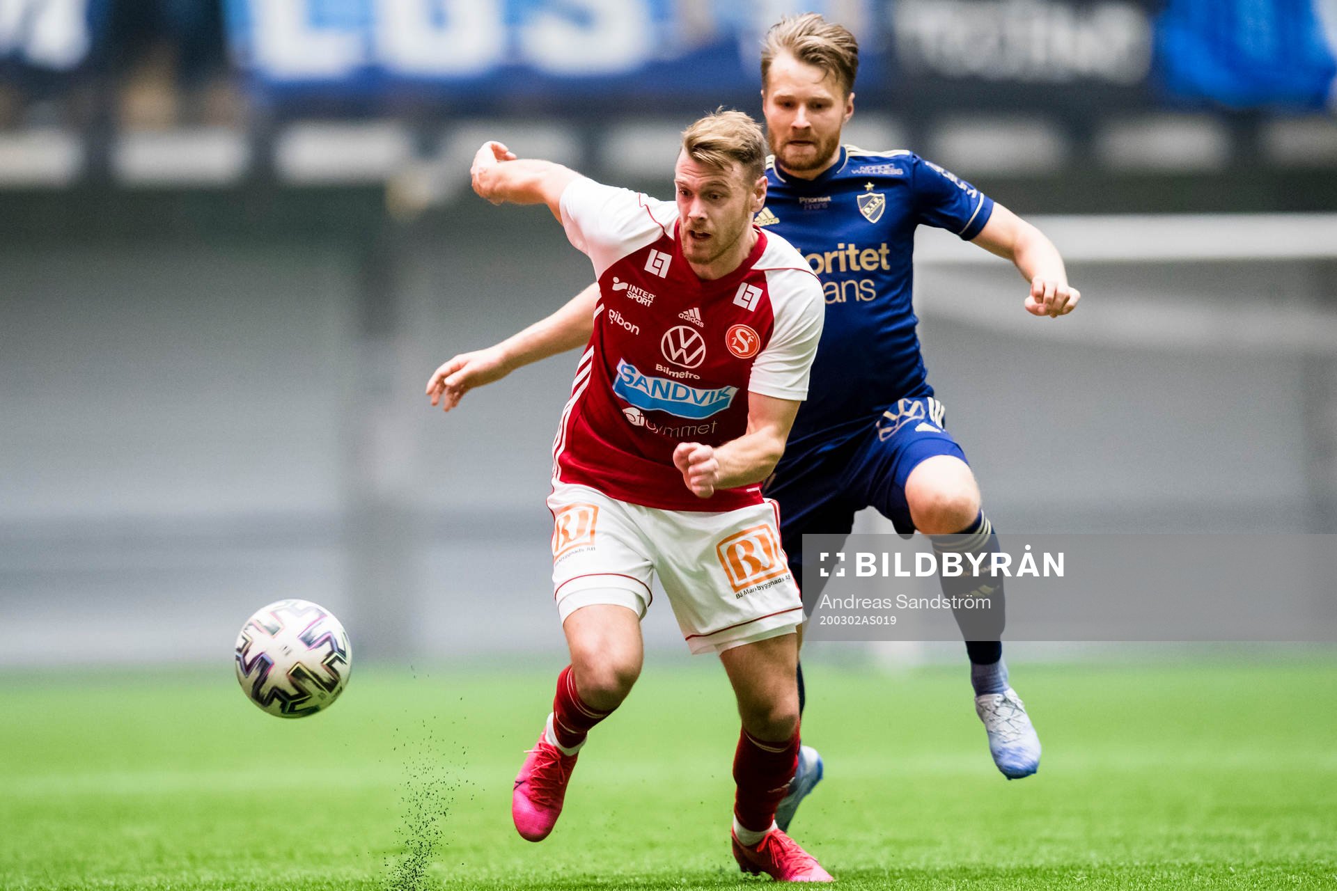 Sandvikens Leo Englund i kamp om bollen med Djurgårdens