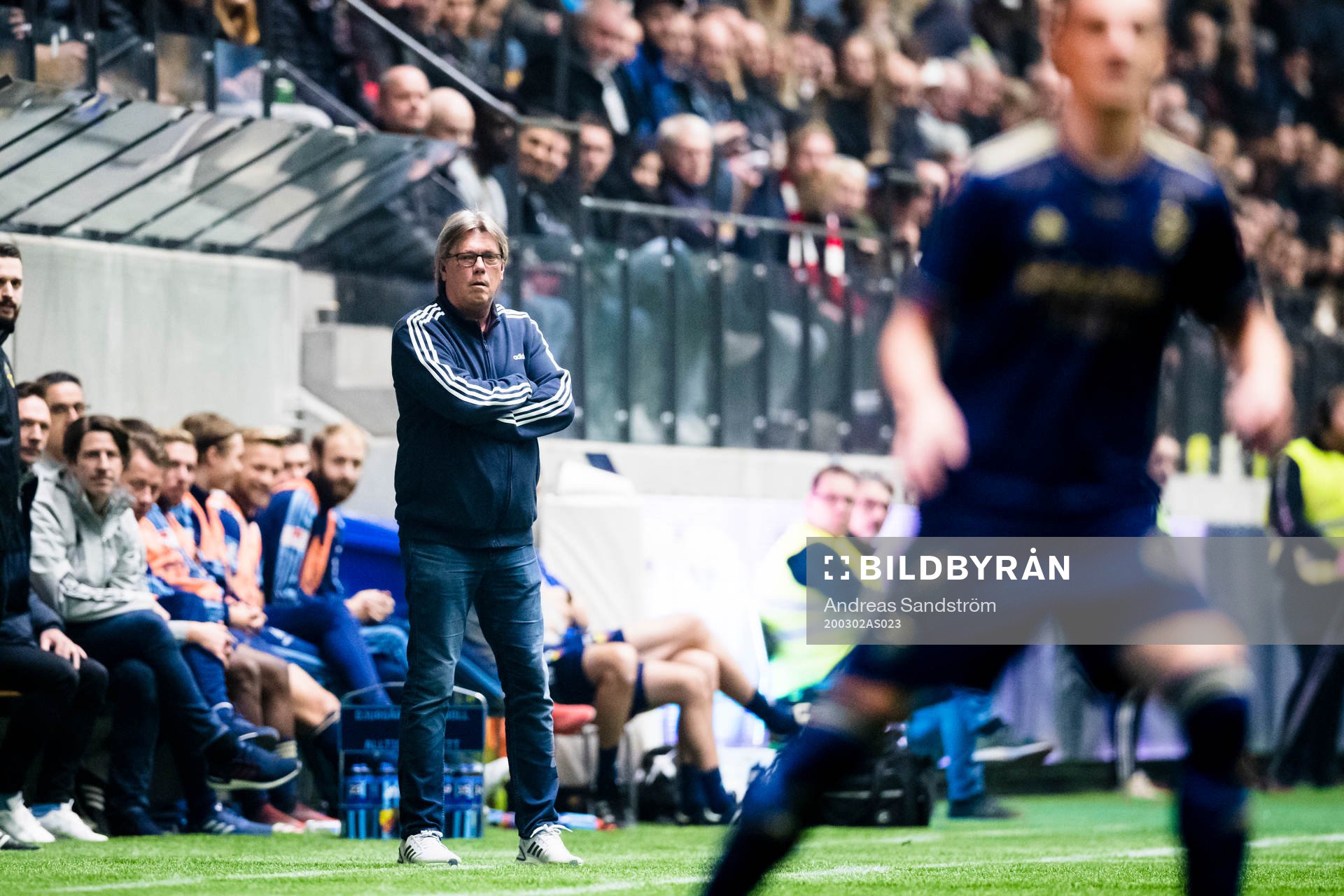 Sandvikens tränare Per Olsson följer spelet under fotbollsmatchen i Svenska Cupen mellan Sandviken och Djurgården den 2 mars 2020 i Sandviken.