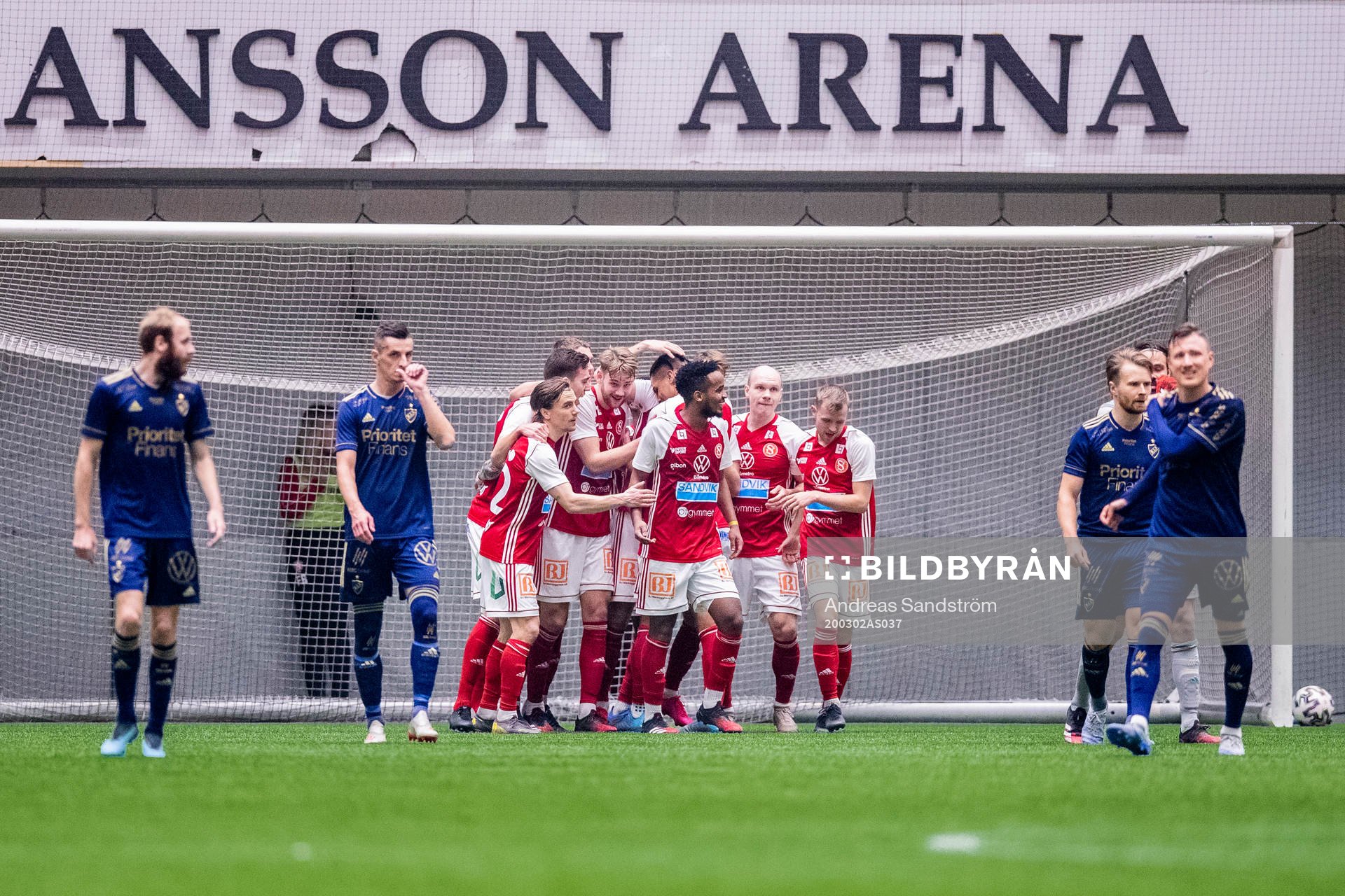 Sandvikens Leo Englund jublar med lagkamrater