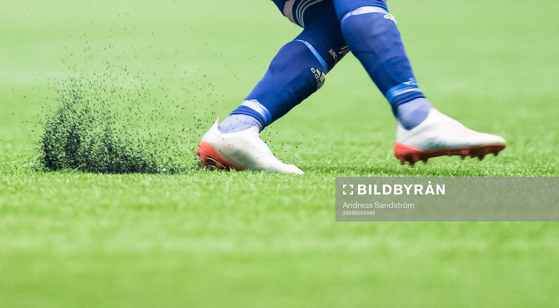 Fotbollsspelare sparkar upp granulat